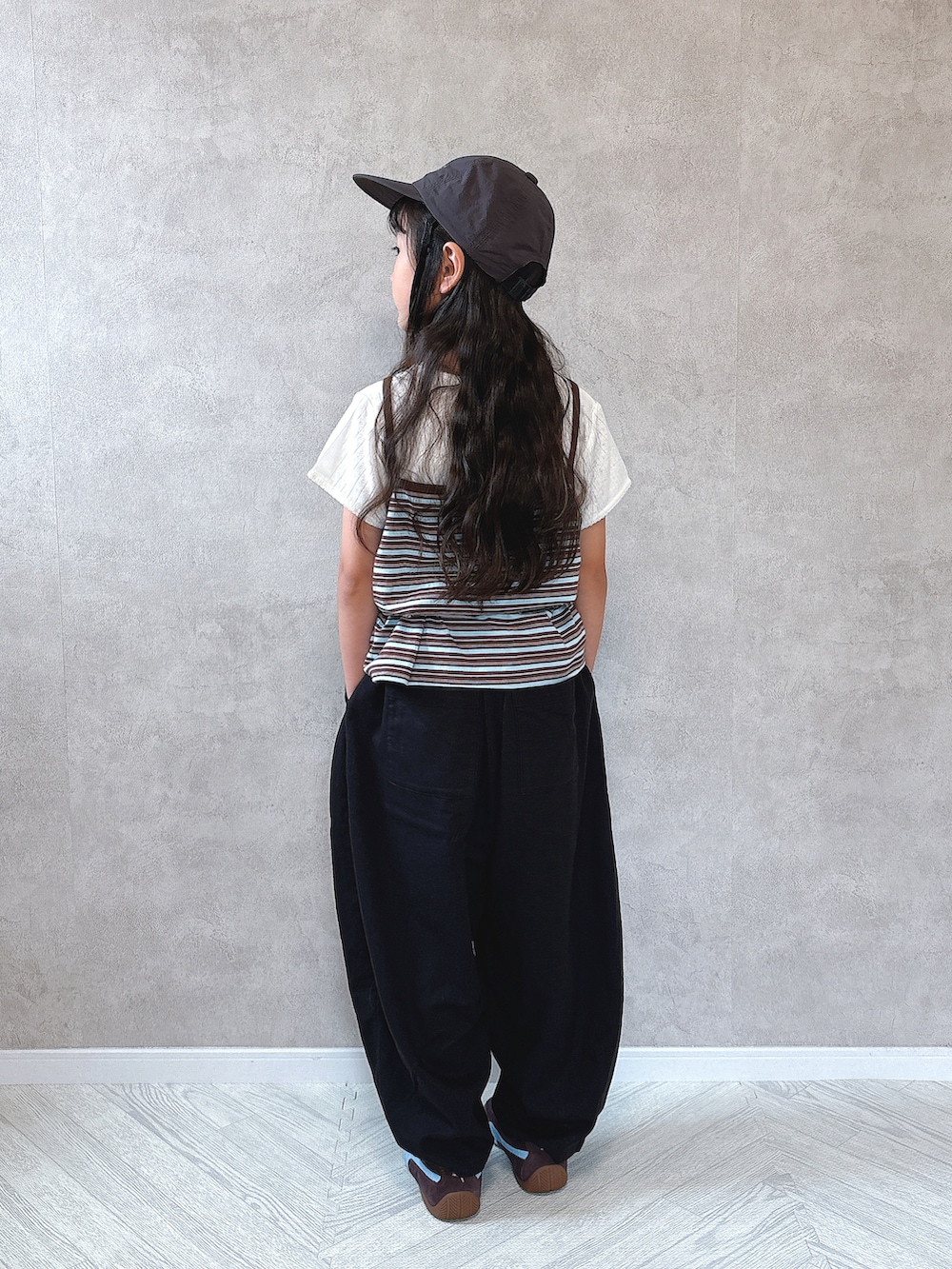 ブルー系のTシャツ/カットソー、ホワイト系のTシャツ/カットソー、ブラック系のその他パンツを着用したキッズの夏コーディネートの3枚目の写真