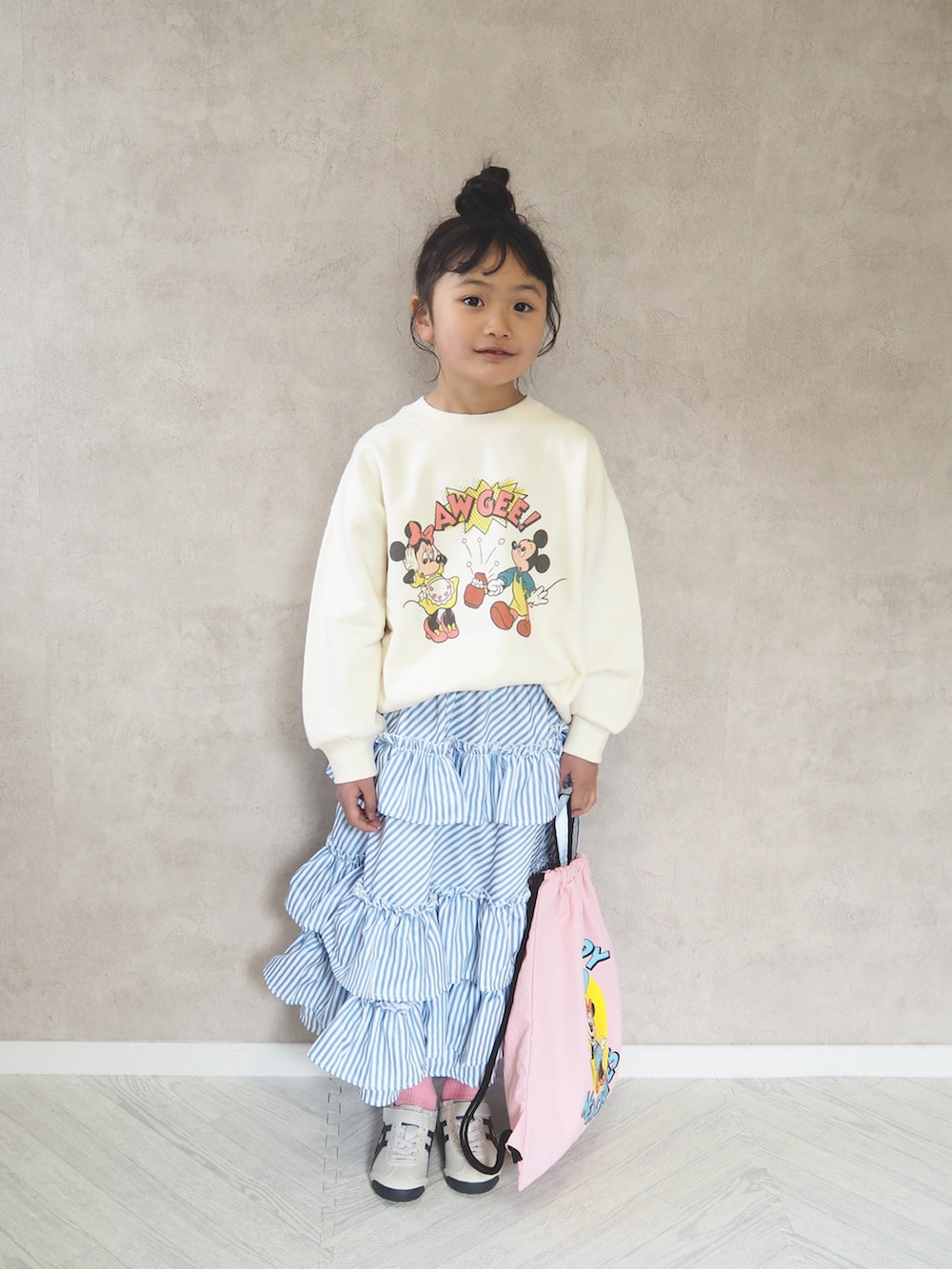 その他のスカート、ホワイト系のスウェット、ホワイト系のスニーカーを着用したキッズの冬コーディネートの2枚目の写真