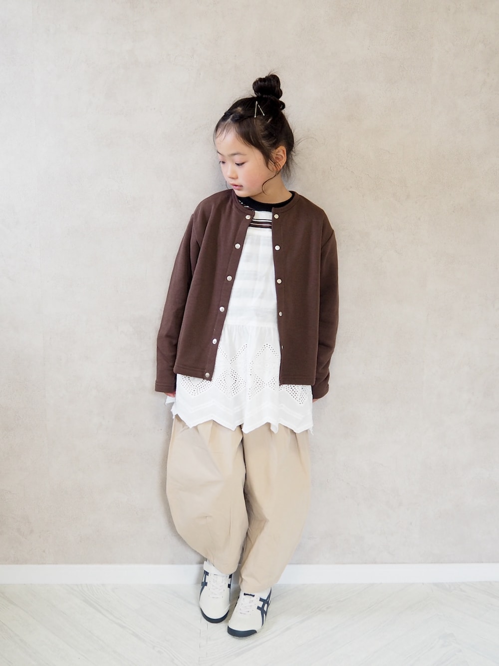 ブラウン系のカーディガン/ボレロ、その他のTシャツ/カットソー、ベージュ系のその他パンツを着用したキッズの春コーディネートの2枚目の写真