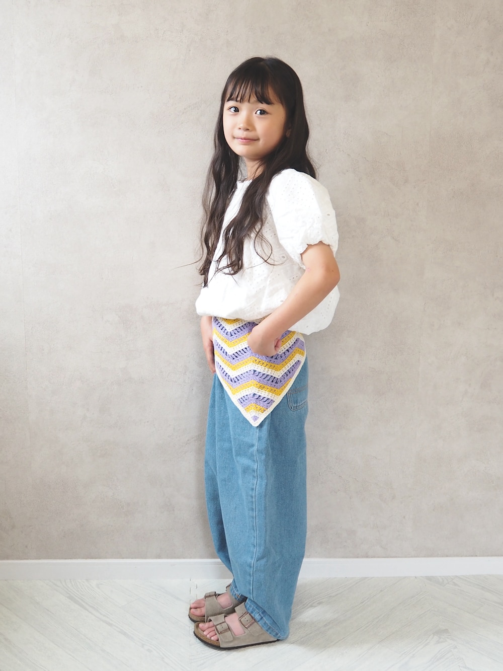 ホワイト系のシャツ/ブラウス、ブルー系のデニムパンツ、ベージュ系のサンダルを着用したキッズの夏コーディネートの4枚目の写真