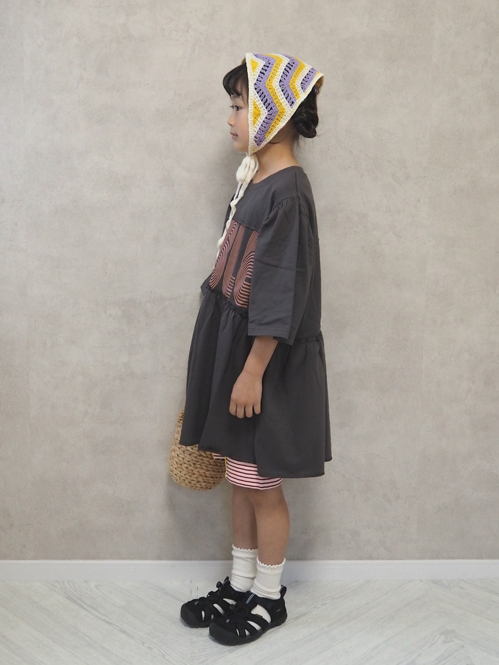ピンク系のその他パンツ、グレー系のワンピース、ブラック系のサンダルを着用したキッズの夏コーディネートの2枚目の写真