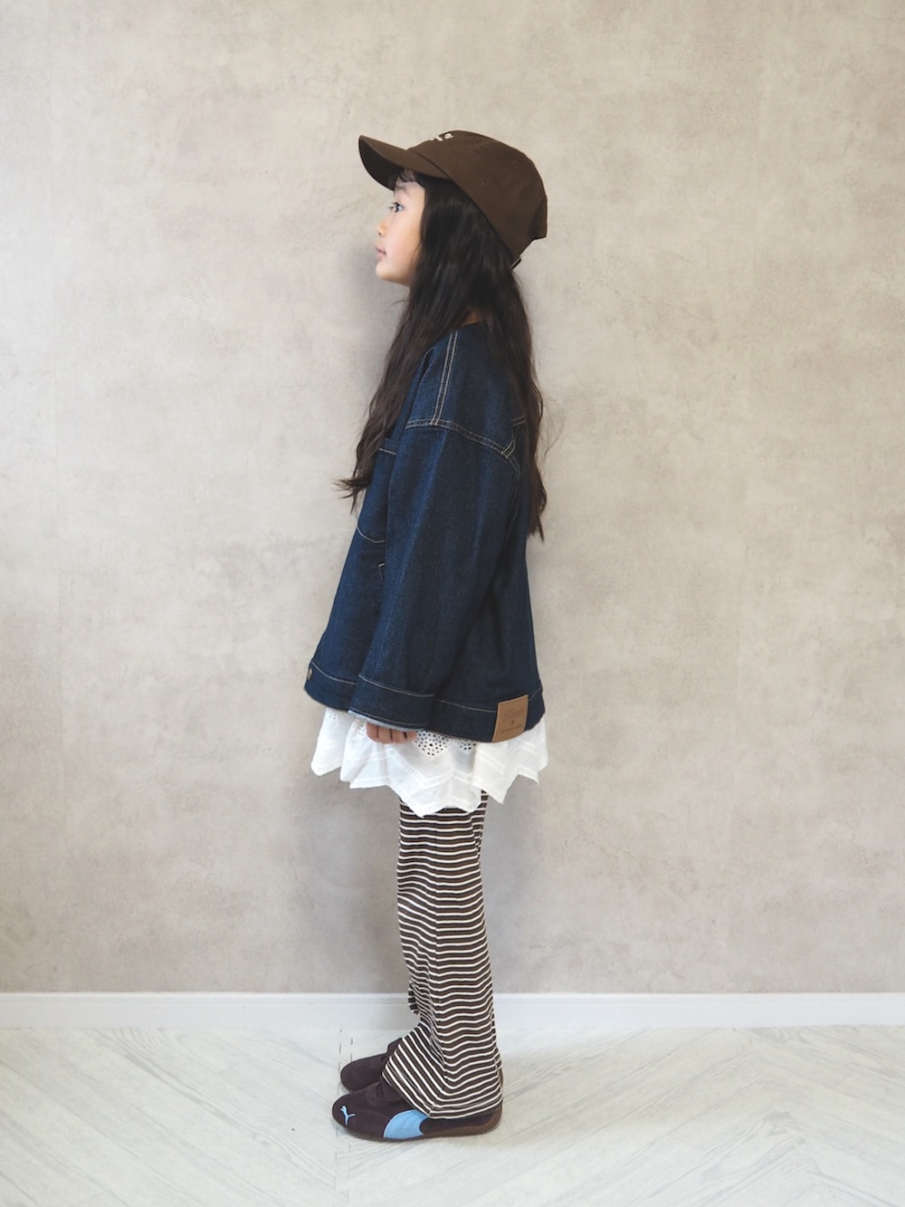 グレー系のTシャツ/カットソー、ブルー系のデニムジャケット、その他のその他パンツを着用したキッズの春コーディネートの3枚目の写真