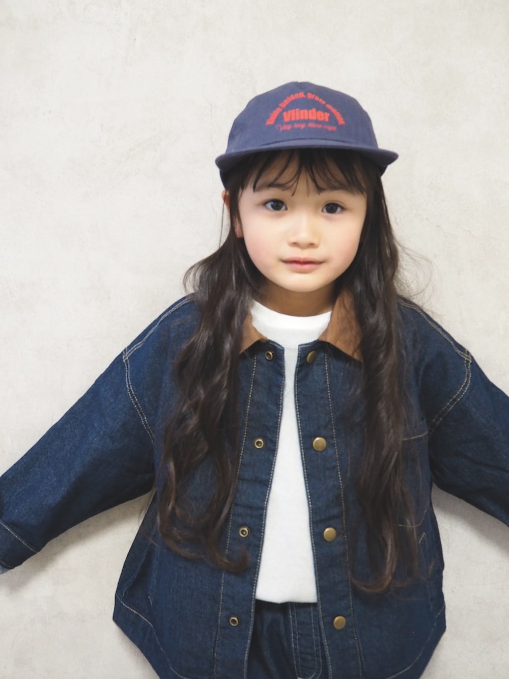 ホワイト系のニット/セーター、ブルー系のデニムパンツ、ブラック系のスニーカーを着用したキッズの冬コーディネートの5枚目の写真