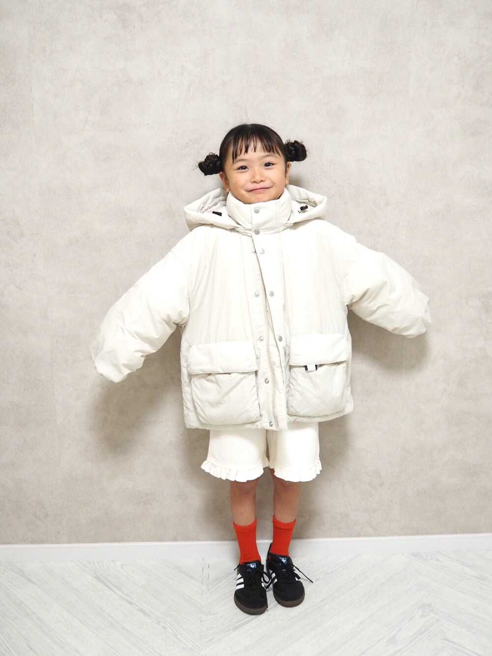 ピンク系のTシャツ/カットソー、ホワイト系のダウンジャケット/コート、ホワイト系のその他パンツを着用したキッズの秋コーディネートの2枚目の写真