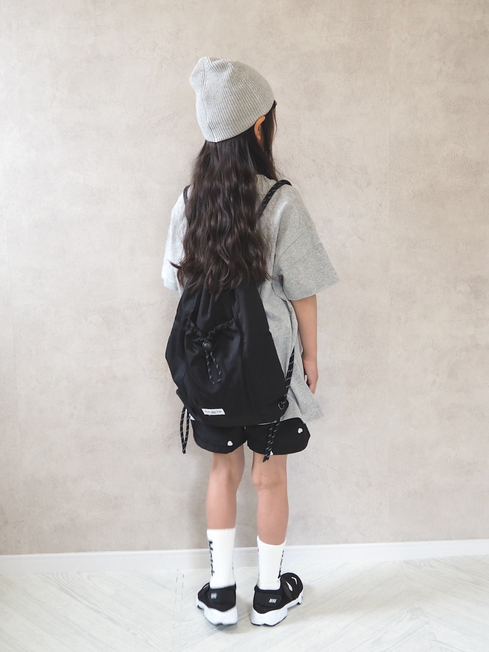 グレー系のTシャツ/カットソー、ブラック系のその他パンツ、ブラック系のスニーカーを着用したキッズの夏コーディネートの4枚目の写真
