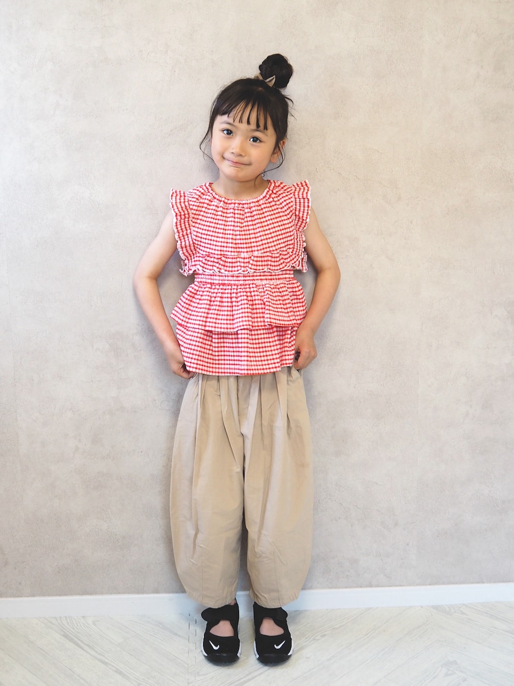 ベージュ系のその他パンツ、レッド系のTシャツ/カットソー、ブラック系のスニーカーを着用したキッズの夏コーディネートの2枚目の写真