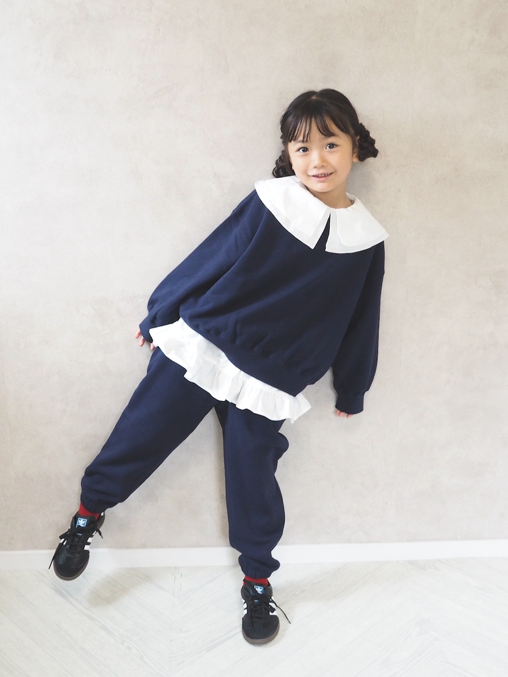 ブラック系のスニーカー、ブルー系のスウェット、ホワイト系のシャツ/ブラウスを着用したキッズの秋コーディネートの3枚目の写真