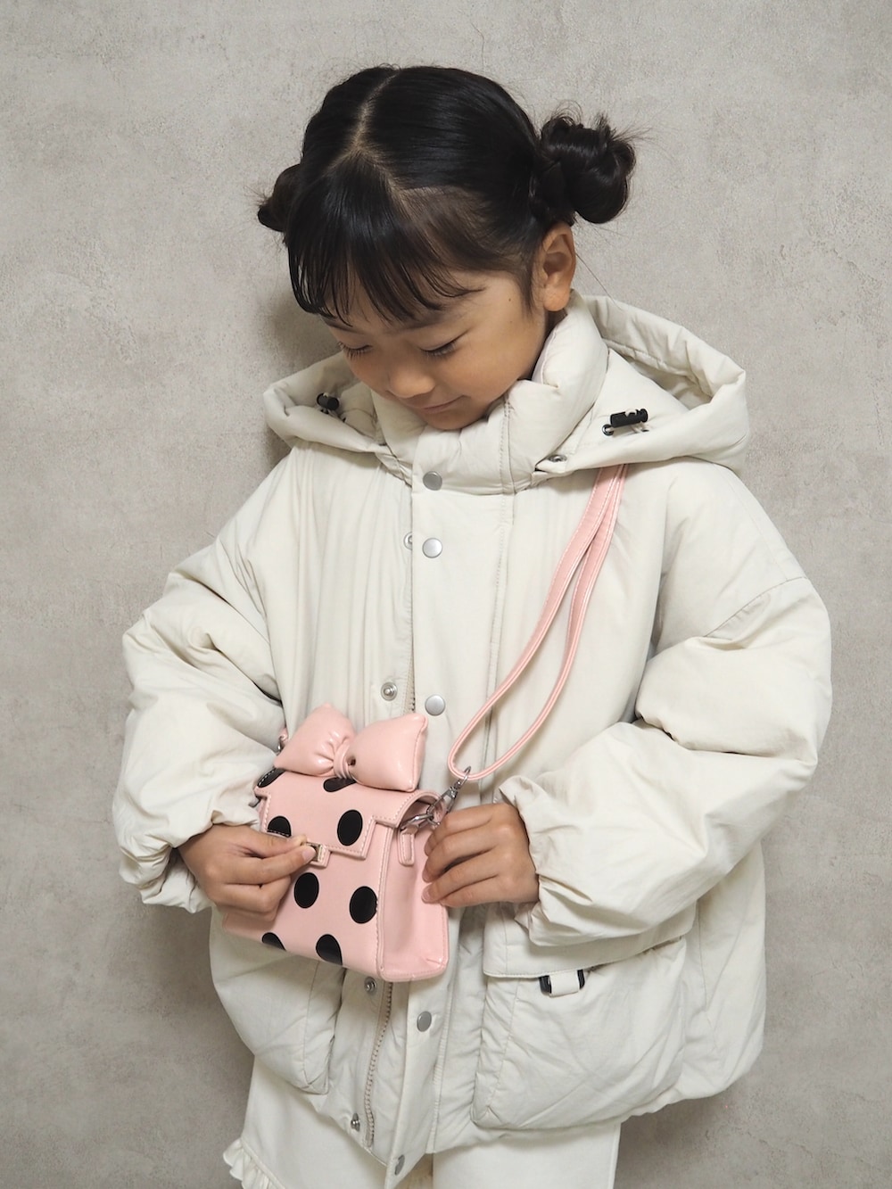 ピンク系のTシャツ/カットソー、ホワイト系のダウンジャケット/コート、ホワイト系のその他パンツを着用したキッズの秋コーディネートの4枚目の写真