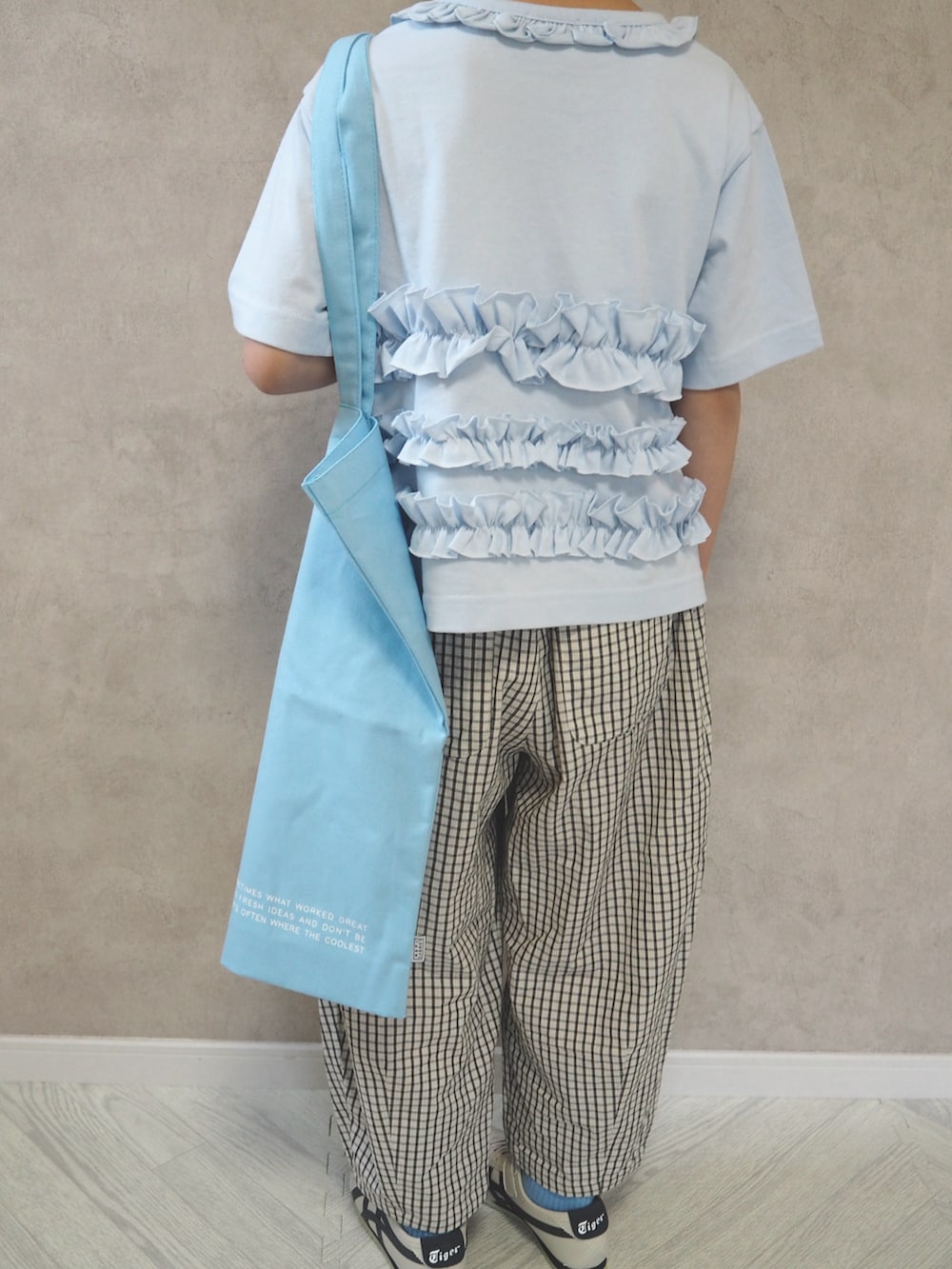 ブルー系のTシャツ/カットソー、ホワイト系のその他パンツ、ホワイト系のスニーカーを着用したキッズの春コーディネートの4枚目の写真
