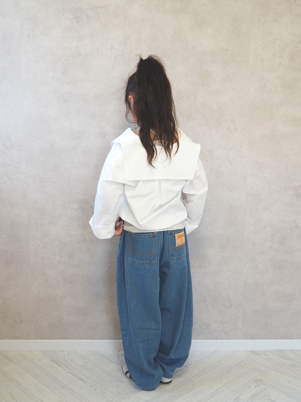 ホワイト系のシャツ/ブラウス、ホワイト系のタンクトップ、ブルー系のデニムパンツを着用したキッズの春コーディネートの3枚目の写真