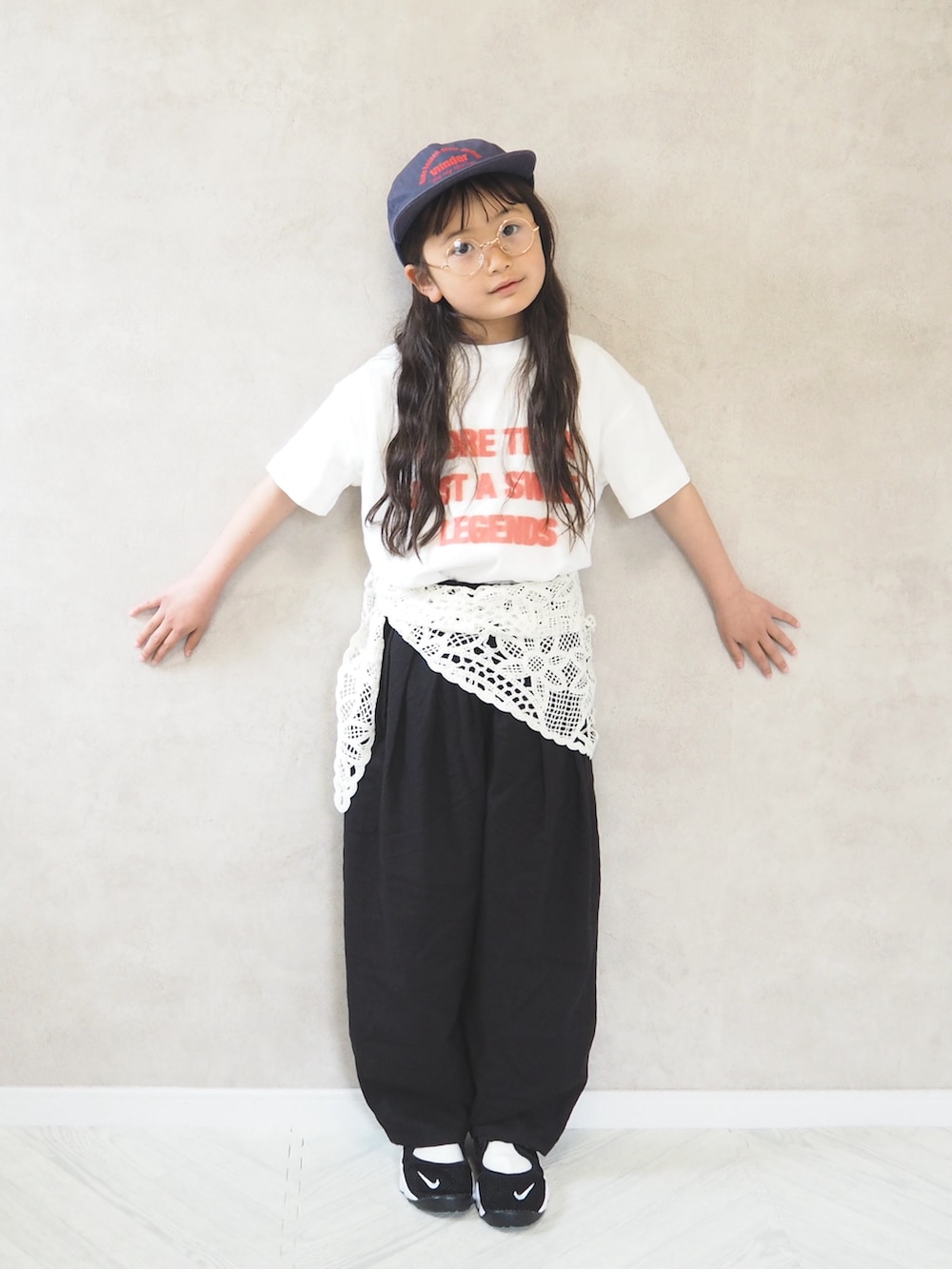 ブラック系のその他パンツ、ホワイト系のTシャツ/カットソー、ブラック系のスニーカーを着用したキッズの春コーディネートの3枚目の写真