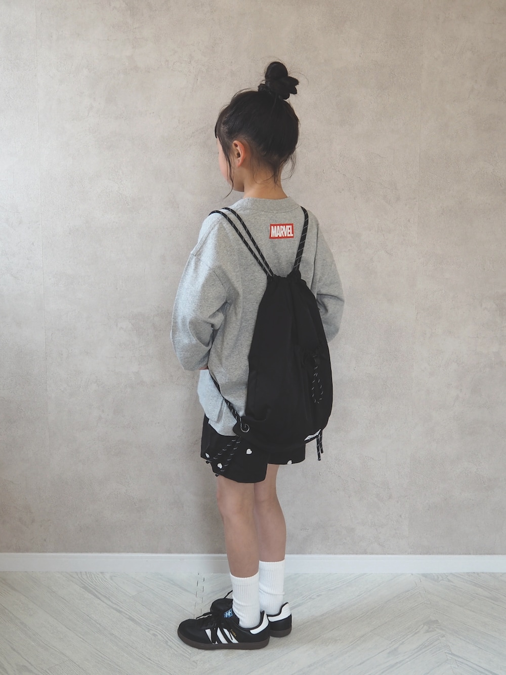 グレー系のTシャツ/カットソー、ブラック系のその他パンツ、ブラック系のスニーカーを着用したキッズの春コーディネートの3枚目の写真