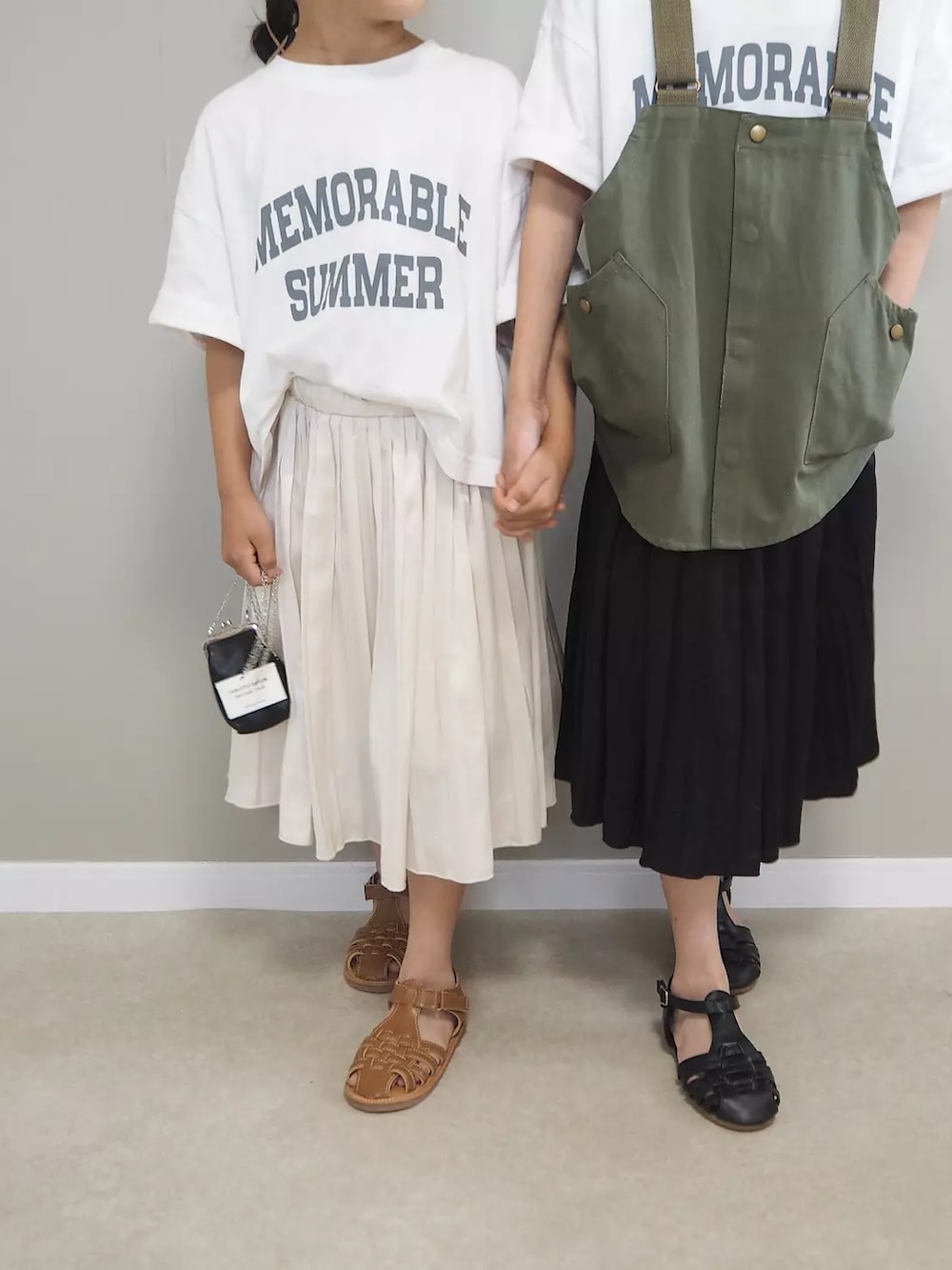 グリーン系のベスト、ホワイト系のスカート、ホワイト系のTシャツ/カットソーを着用したキッズの夏コーディネートの2枚目の写真