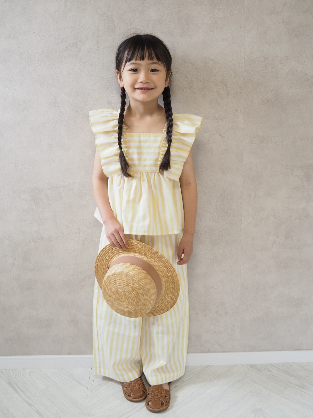 イエロー系のシャツ/ブラウス、イエロー系のその他パンツを着用したキッズの夏コーディネートの2枚目の写真