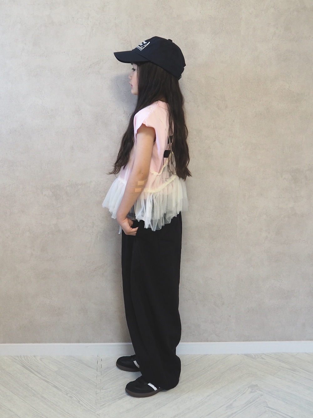 ブラック系のスニーカー、ピンク系のTシャツ/カットソー、ブラック系のその他パンツを着用したキッズの春コーディネートの2枚目の写真