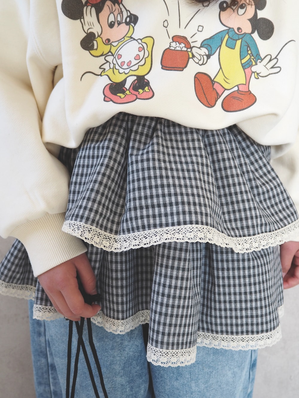 ブラック系のスニーカー、ホワイト系のスウェット、ブラック系のベルトを着用したキッズの春コーディネートの4枚目の写真