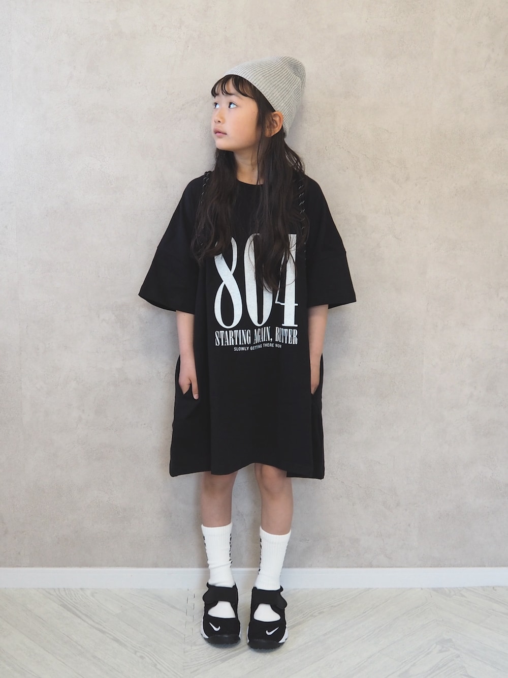 ブラック系のスニーカー、ブラック系のTシャツ/カットソー、ブラック系のバックパック/リュックを着用したキッズの春コーディネートの2枚目の写真