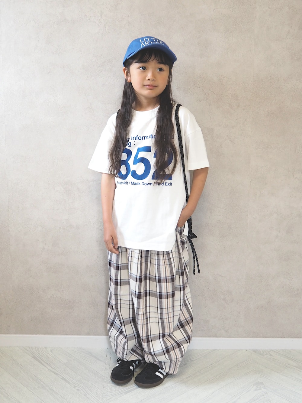 ホワイト系のTシャツ/カットソー、ベージュ系のその他パンツ、ブラック系のバックパック/リュックを着用したキッズの夏コーディネートの2枚目の写真