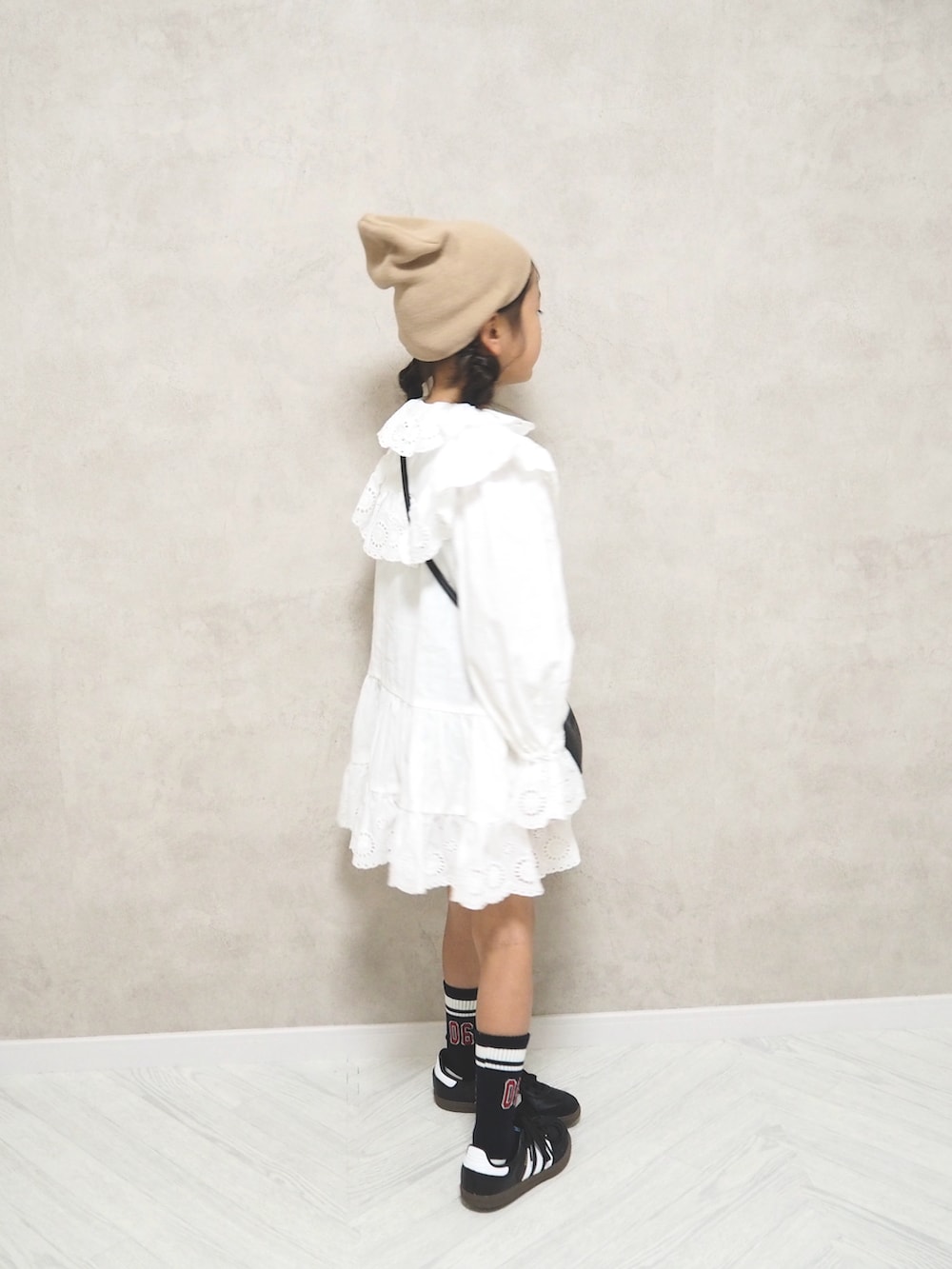 ホワイト系のワンピースを着用したキッズの秋コーディネートの4枚目の写真