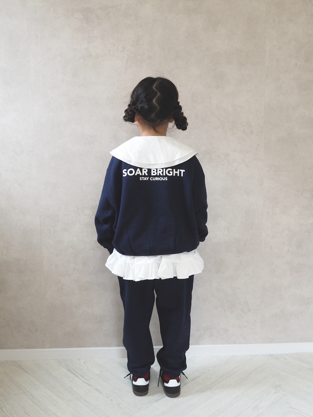 ブラック系のスニーカー、ブルー系のスウェット、ホワイト系のシャツ/ブラウスを着用したキッズの秋コーディネートの4枚目の写真