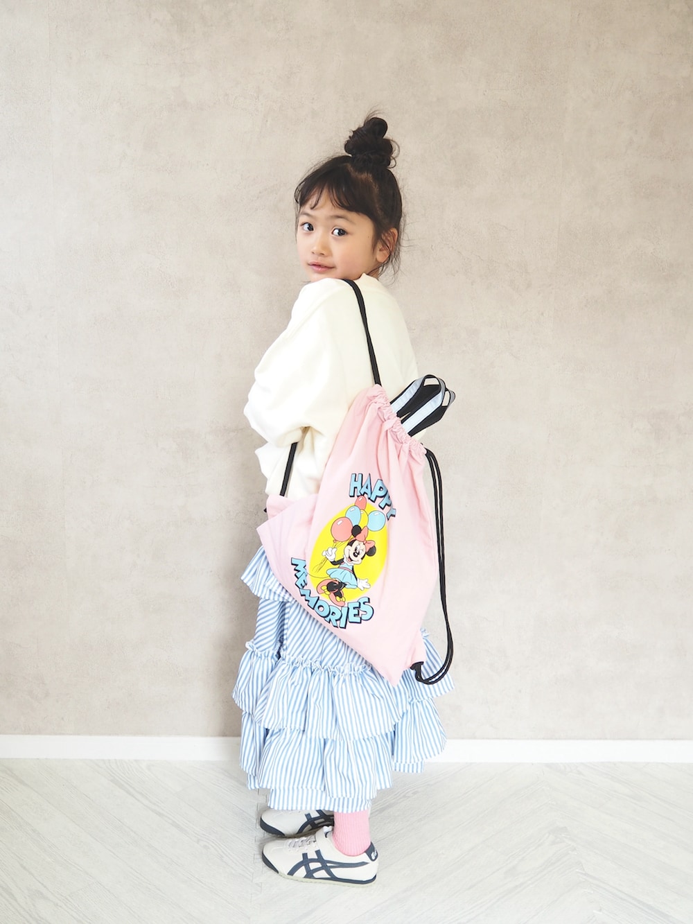 その他のスカート、ホワイト系のスウェット、ホワイト系のスニーカーを着用したキッズの冬コーディネートの3枚目の写真