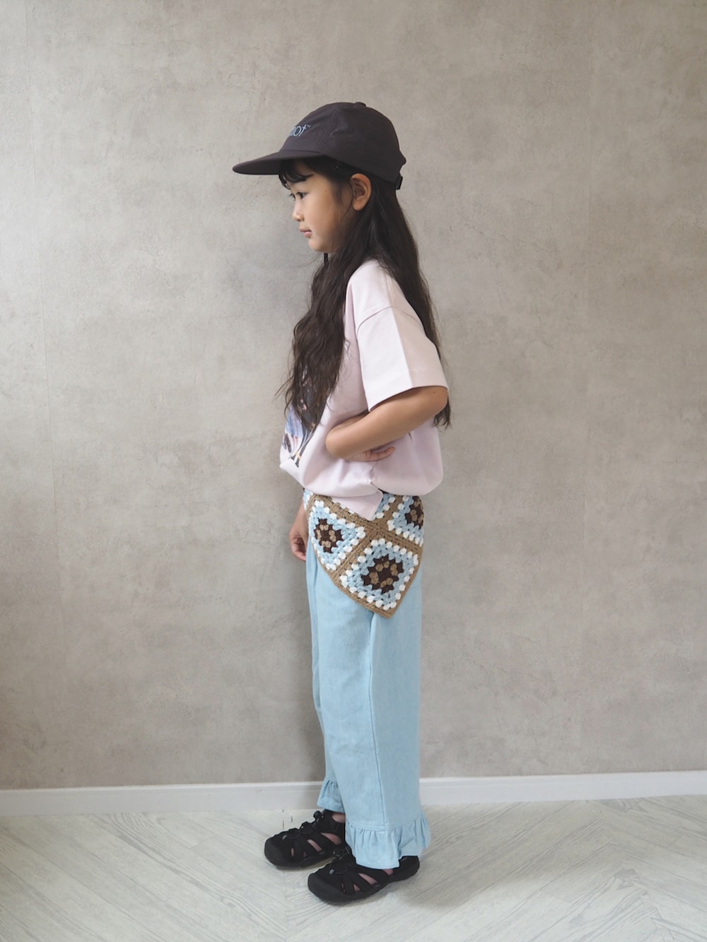 ブルー系のデニムパンツ、ピンク系のTシャツ/カットソー、ブラック系のサンダルを着用したキッズの夏コーディネートの3枚目の写真