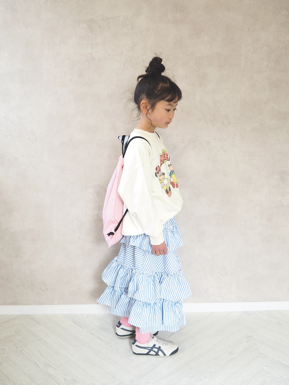 その他のスカート、ホワイト系のスウェット、ホワイト系のスニーカーを着用したキッズの冬コーディネートの4枚目の写真