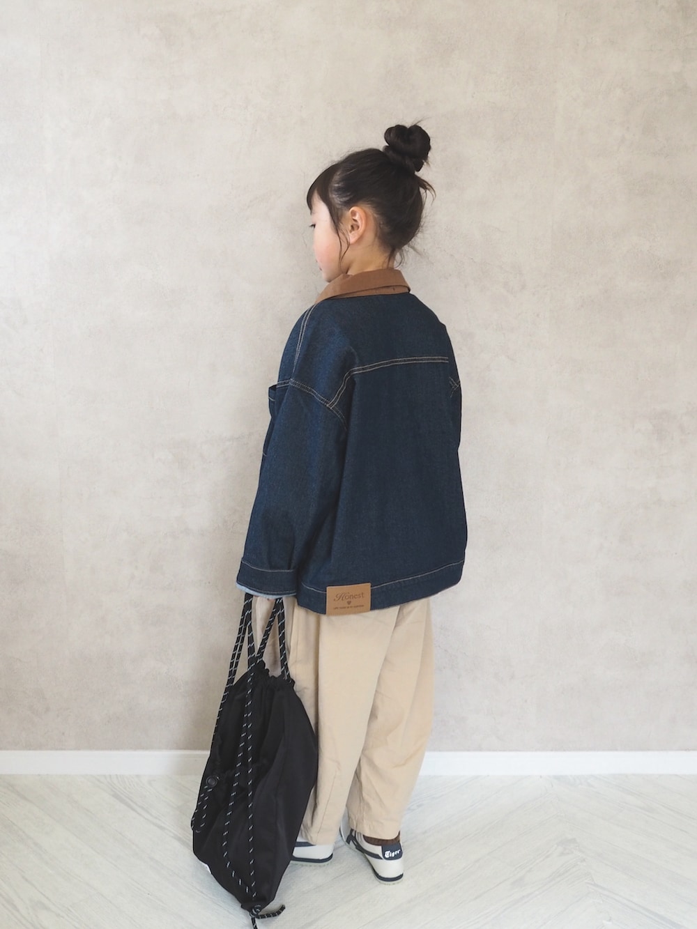 その他のTシャツ/カットソー、ブルー系のデニムジャケット、ベージュ系のその他パンツを着用したキッズの春コーディネートの5枚目の写真