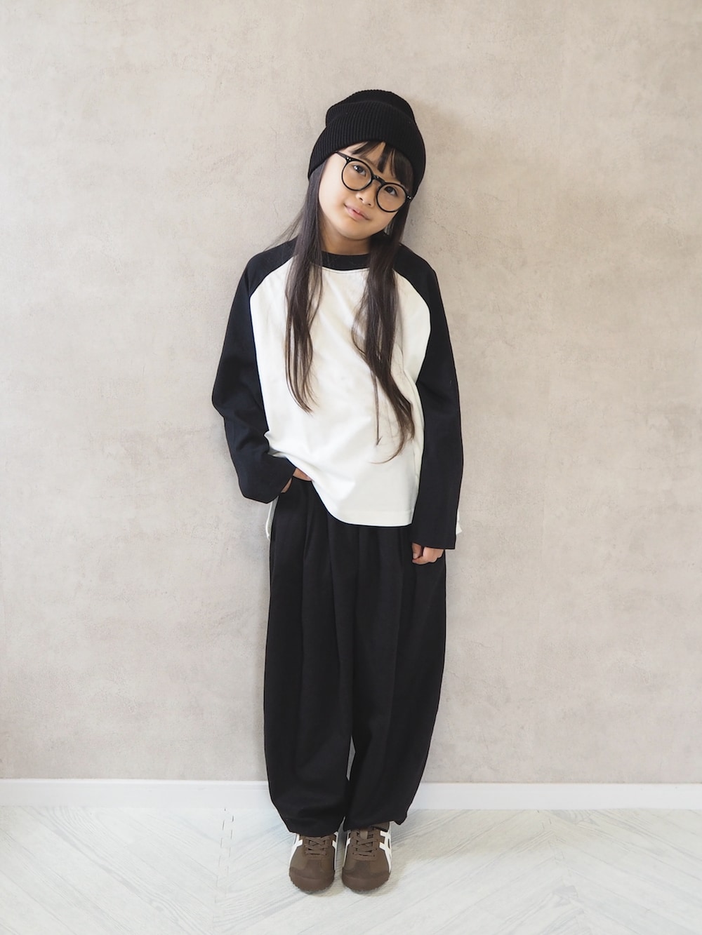 ブラック系のその他パンツ、ホワイト系のTシャツ/カットソー、ブラウン系のスニーカーを着用したキッズの秋コーディネートの2枚目の写真