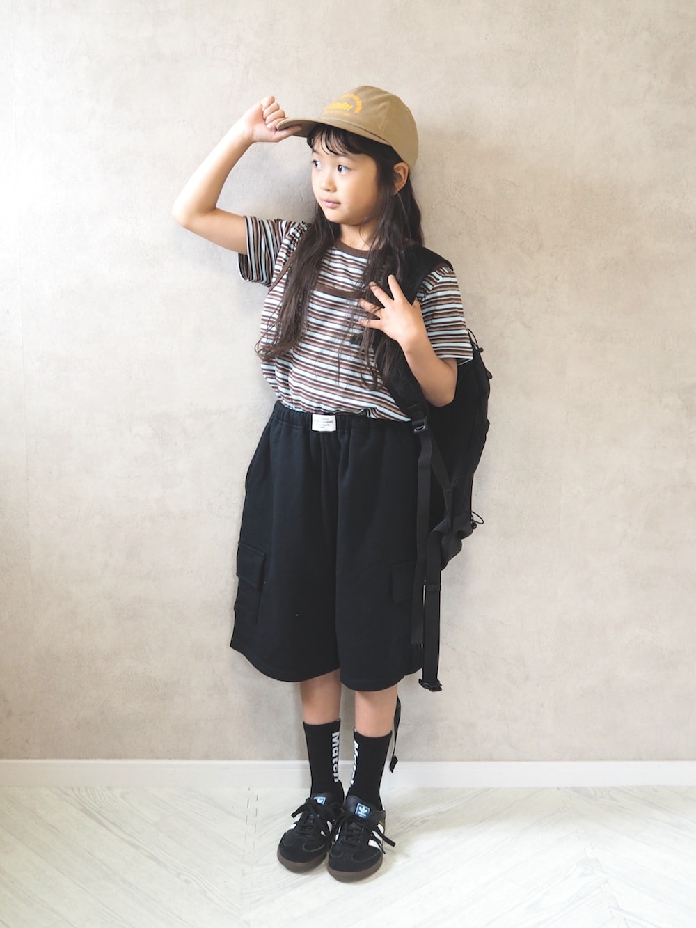 ブルー系のTシャツ/カットソー、ブラック系のその他パンツ、ブラック系のスニーカーを着用したキッズの夏コーディネートの2枚目の写真