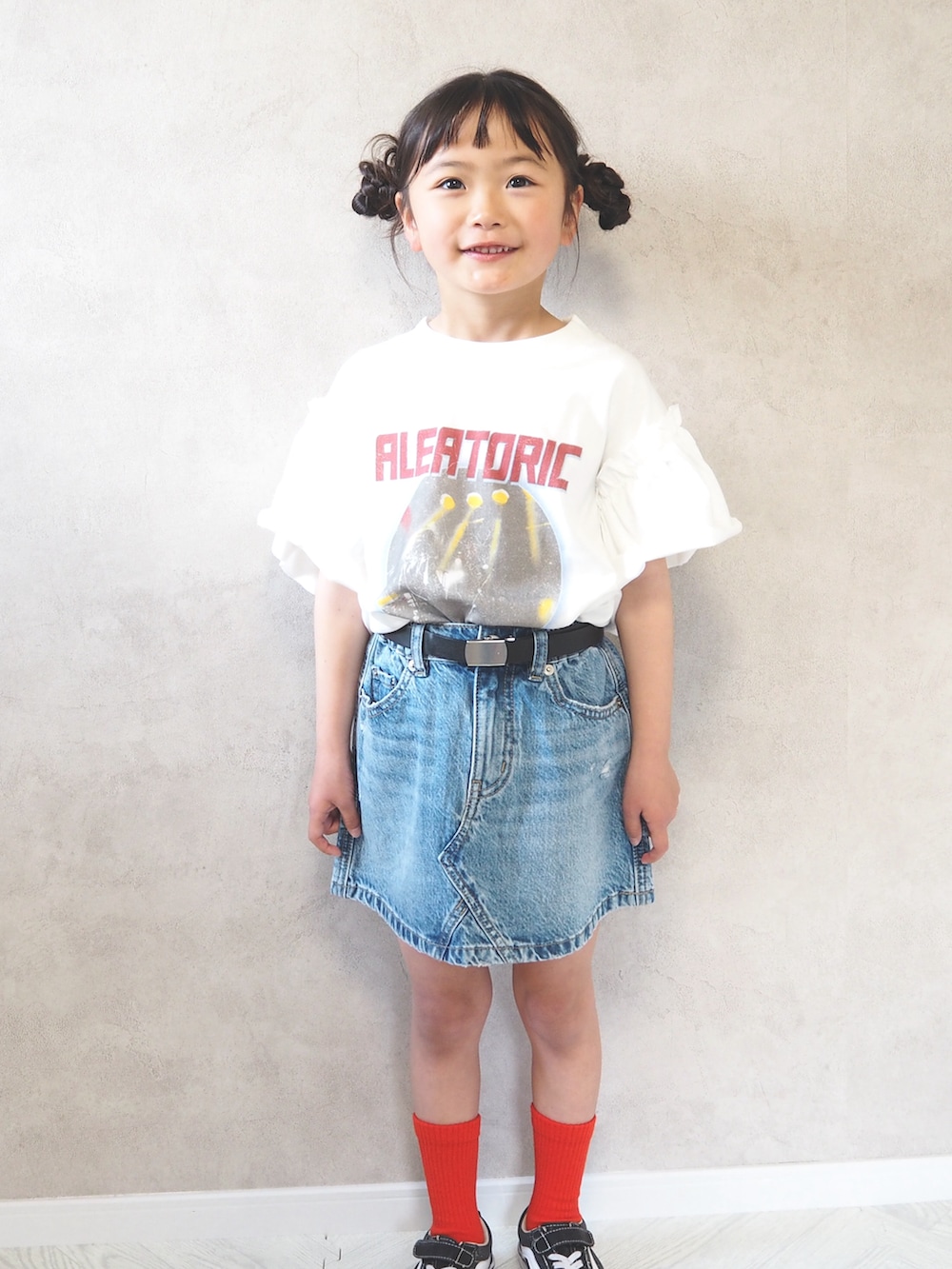 ブルー系のデニムスカート、ホワイト系のTシャツ/カットソー、レッド系のソックス/靴下を着用したキッズの春コーディネートの4枚目の写真