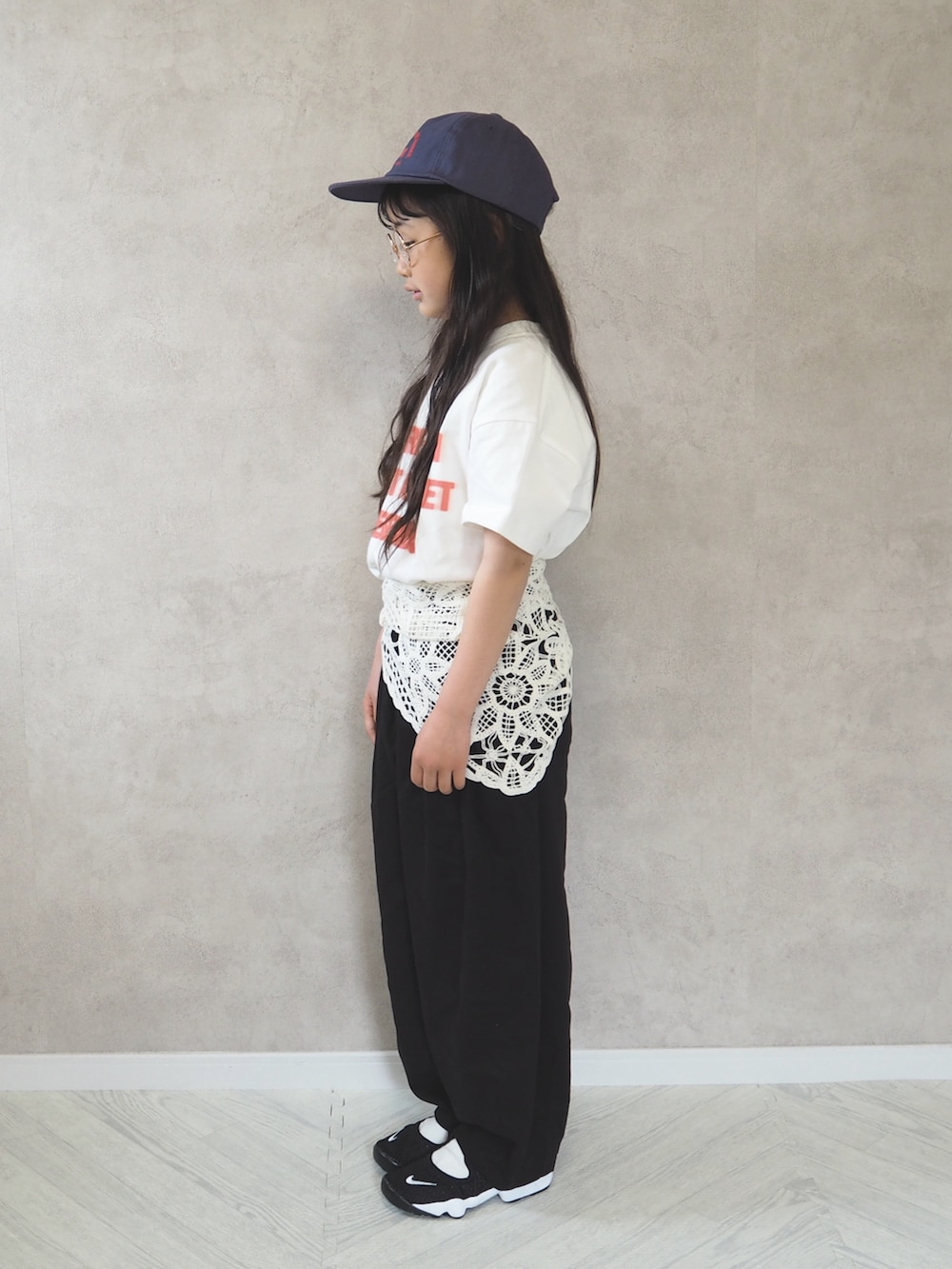 ブラック系のその他パンツ、ホワイト系のTシャツ/カットソー、ブラック系のスニーカーを着用したキッズの春コーディネートの4枚目の写真