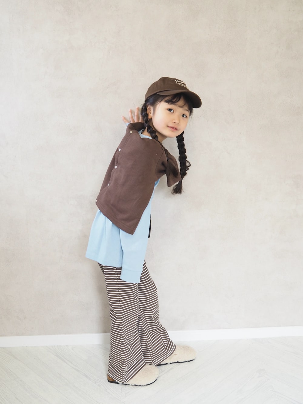 ブラウン系のカーディガン/ボレロ、グレー系のTシャツ/カットソー、その他のその他パンツを着用したキッズの冬コーディネートの3枚目の写真