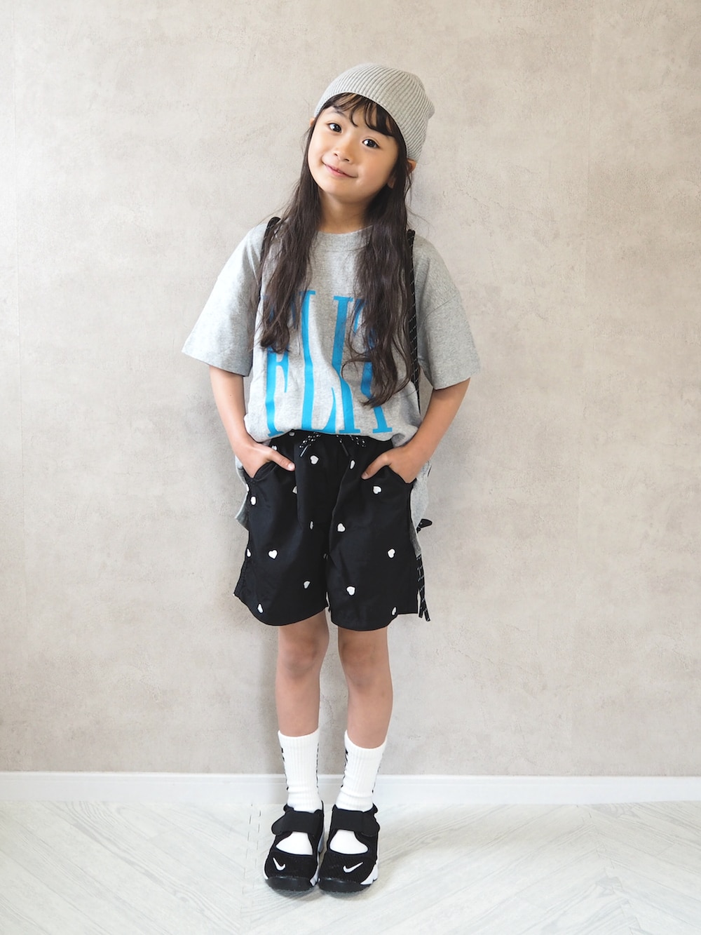 グレー系のTシャツ/カットソー、ブラック系のその他パンツ、ブラック系のスニーカーを着用したキッズの夏コーディネートの2枚目の写真