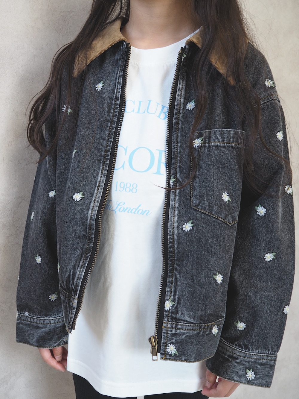 ホワイト系のTシャツ/カットソー、ブラック系のデニムジャケット、ブラック系のバックパック/リュックを着用したキッズの春コーディネートの5枚目の写真