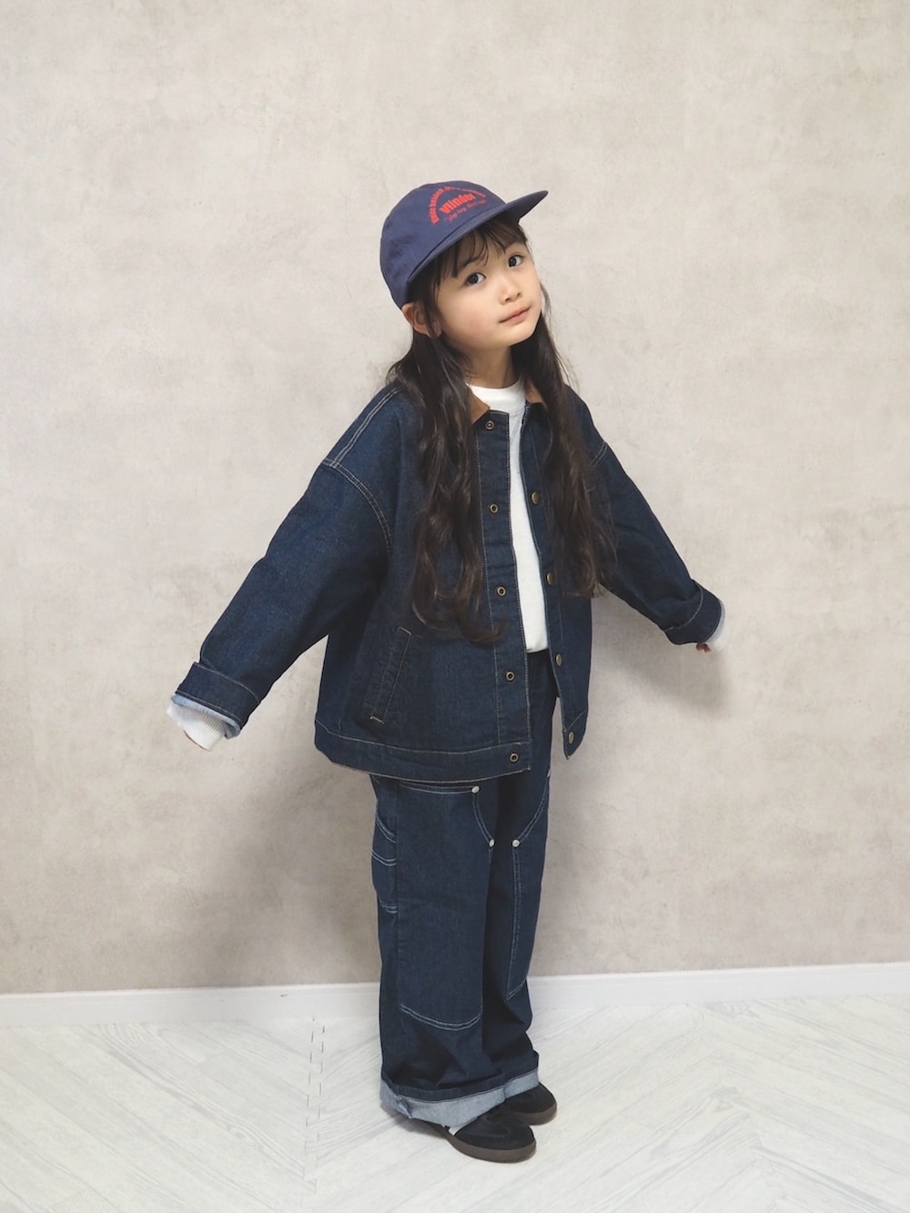 ホワイト系のニット/セーター、ブルー系のデニムパンツ、ブラック系のスニーカーを着用したキッズの冬コーディネートの2枚目の写真