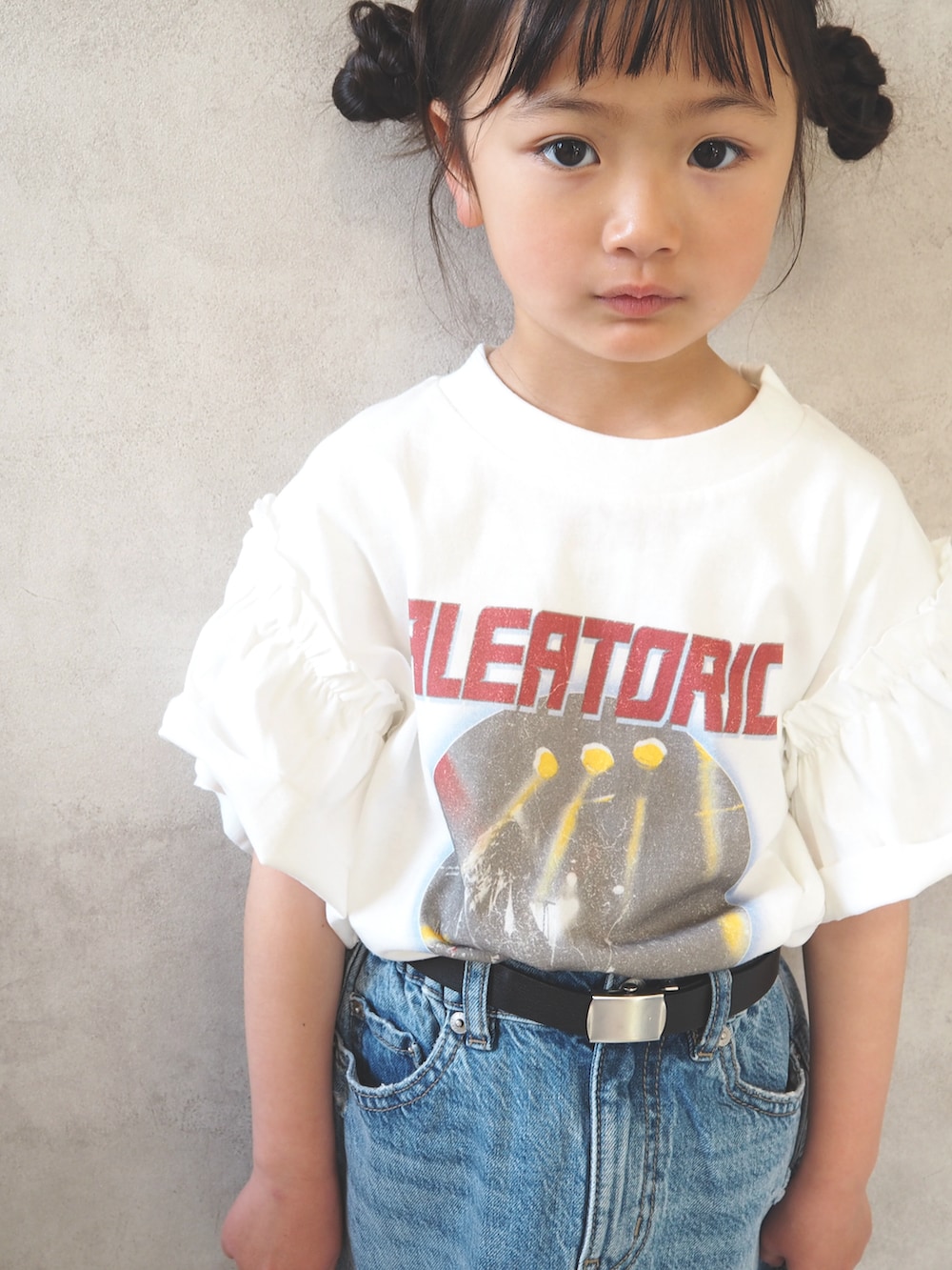 ブルー系のデニムスカート、ホワイト系のTシャツ/カットソー、レッド系のソックス/靴下を着用したキッズの春コーディネートの3枚目の写真