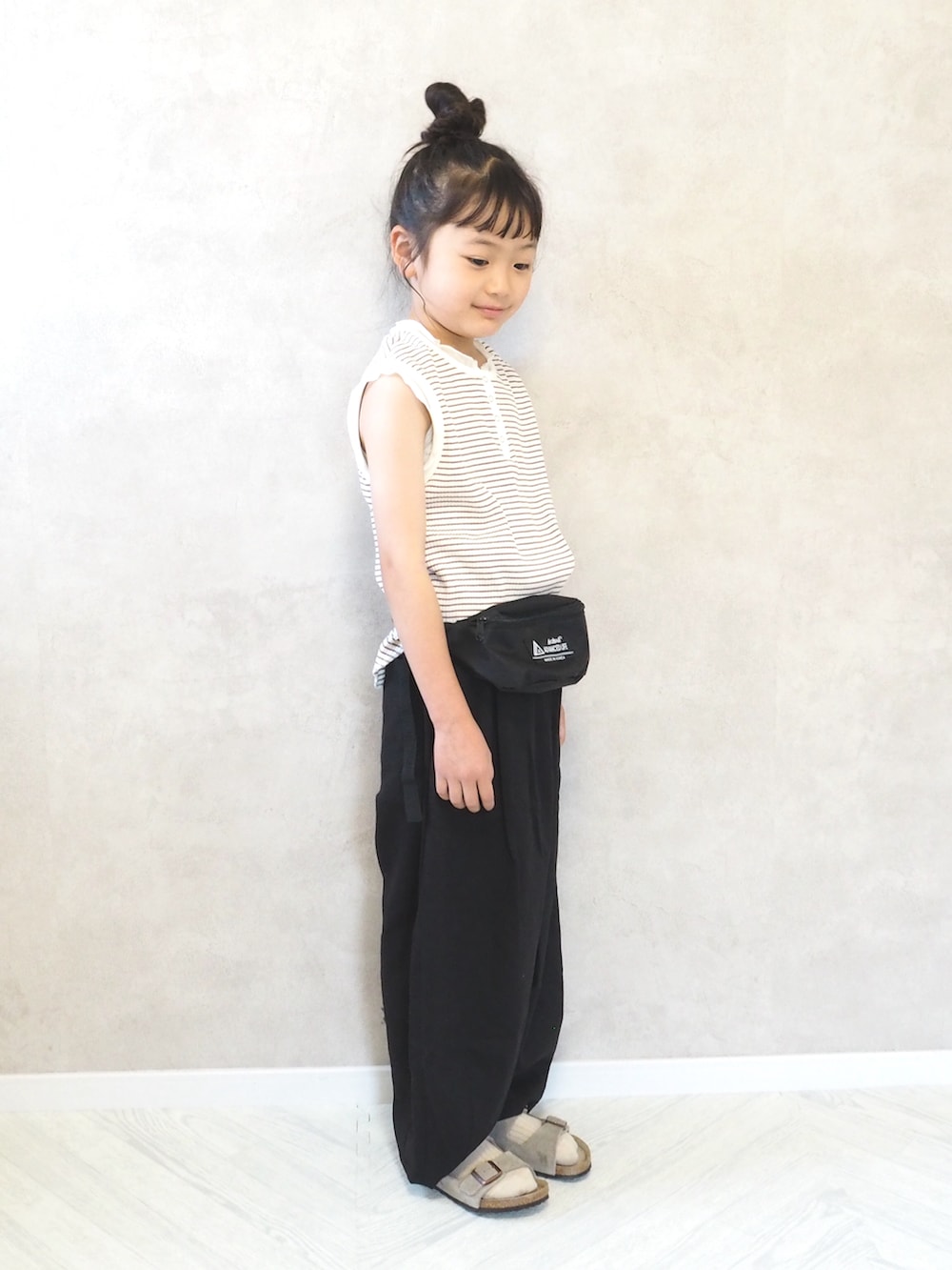 ブラウン系のタンクトップ、ブラック系のその他パンツ、ブラック系のボディバッグ/ウエストポーチを着用したキッズの夏コーディネートの4枚目の写真