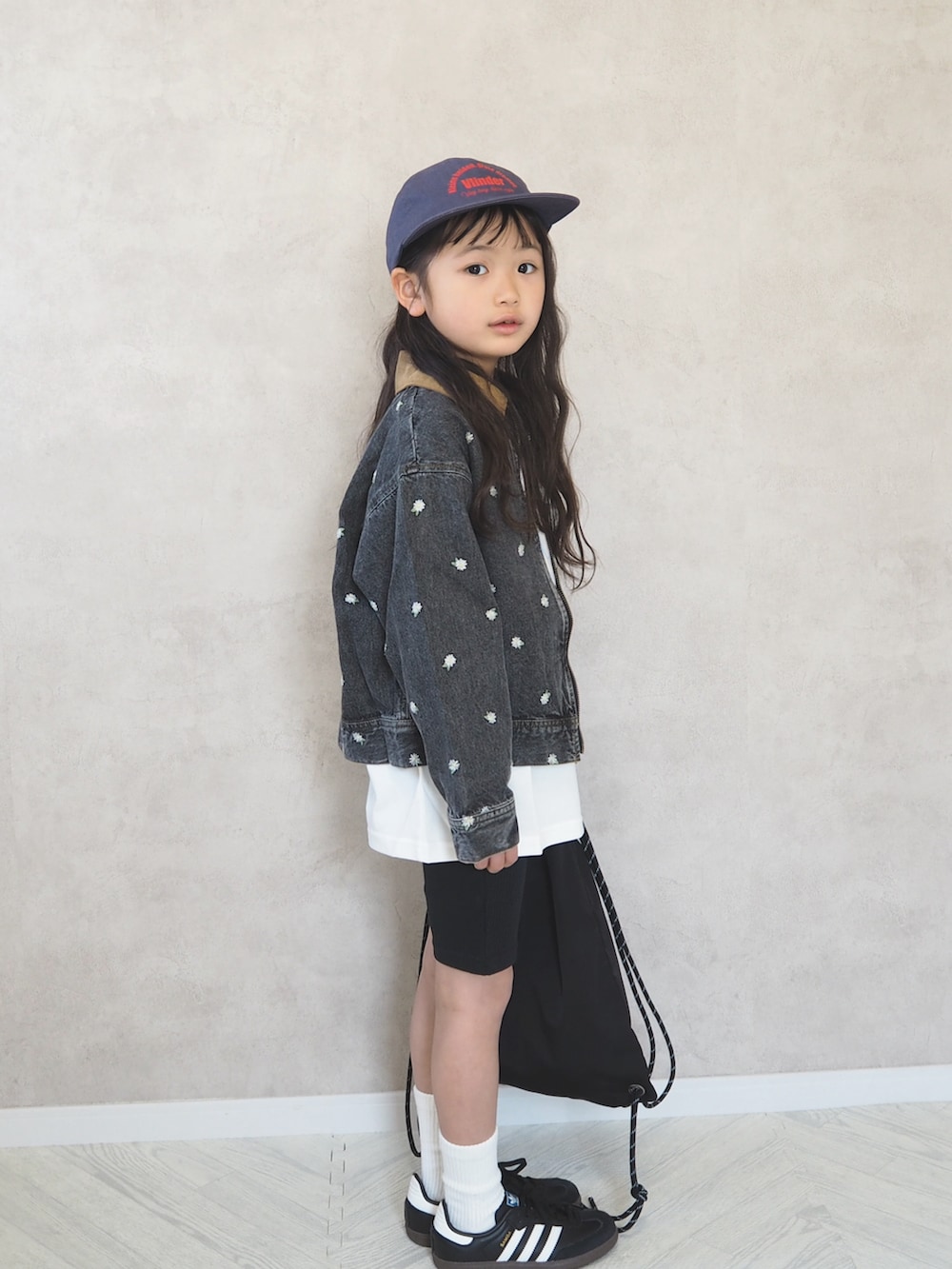 ホワイト系のTシャツ/カットソー、ブラック系のデニムジャケット、ブラック系のバックパック/リュックを着用したキッズの春コーディネートの3枚目の写真