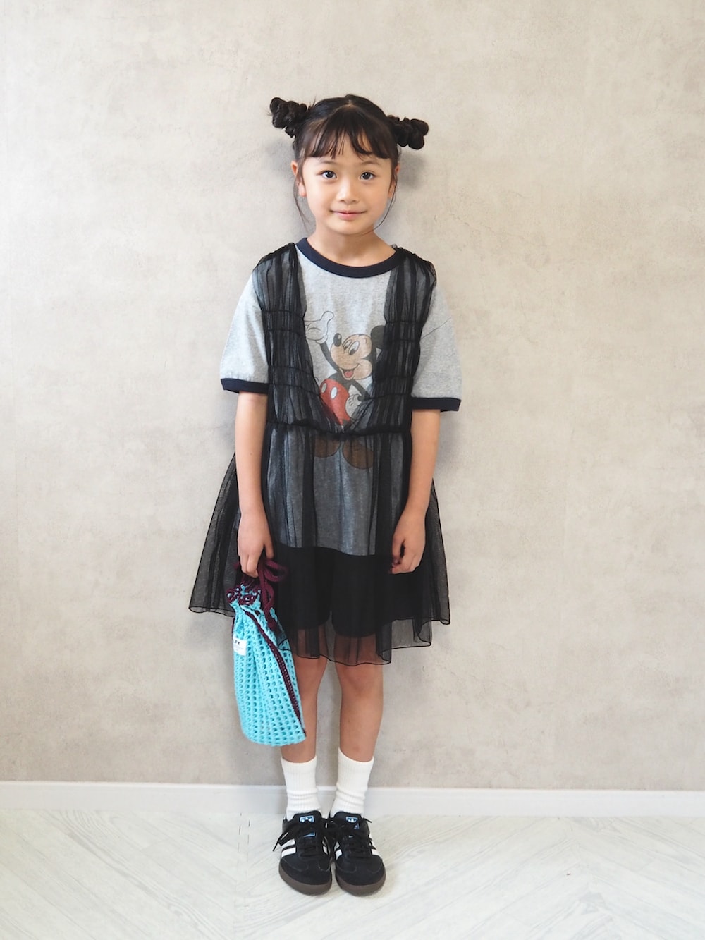 グレー系のTシャツ/カットソー、グレー系のその他パンツ、ブルー系のショルダーバッグを着用したキッズの夏コーディネートの3枚目の写真