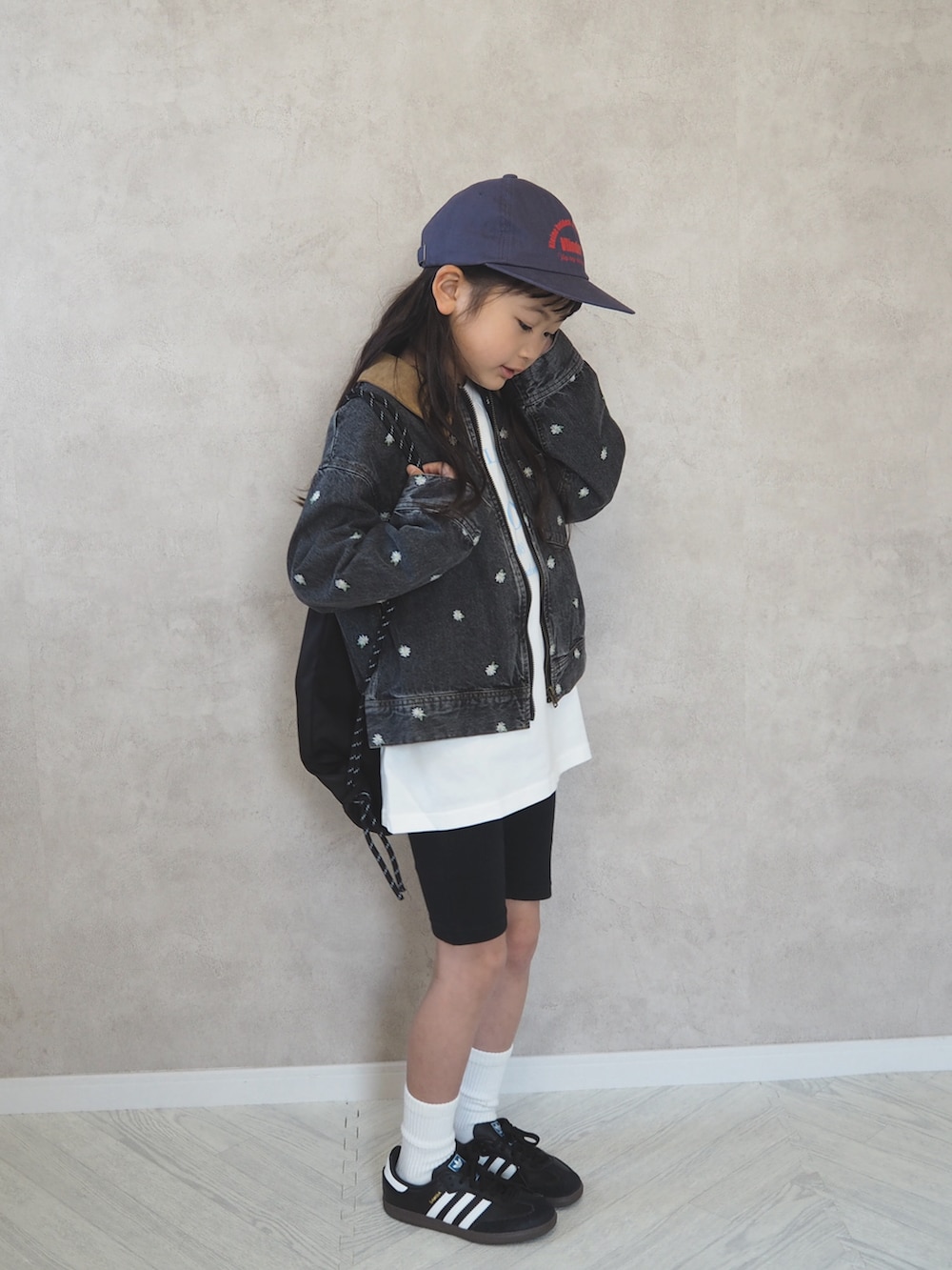 ホワイト系のTシャツ/カットソー、ブラック系のデニムジャケット、ブラック系のバックパック/リュックを着用したキッズの春コーディネートの4枚目の写真
