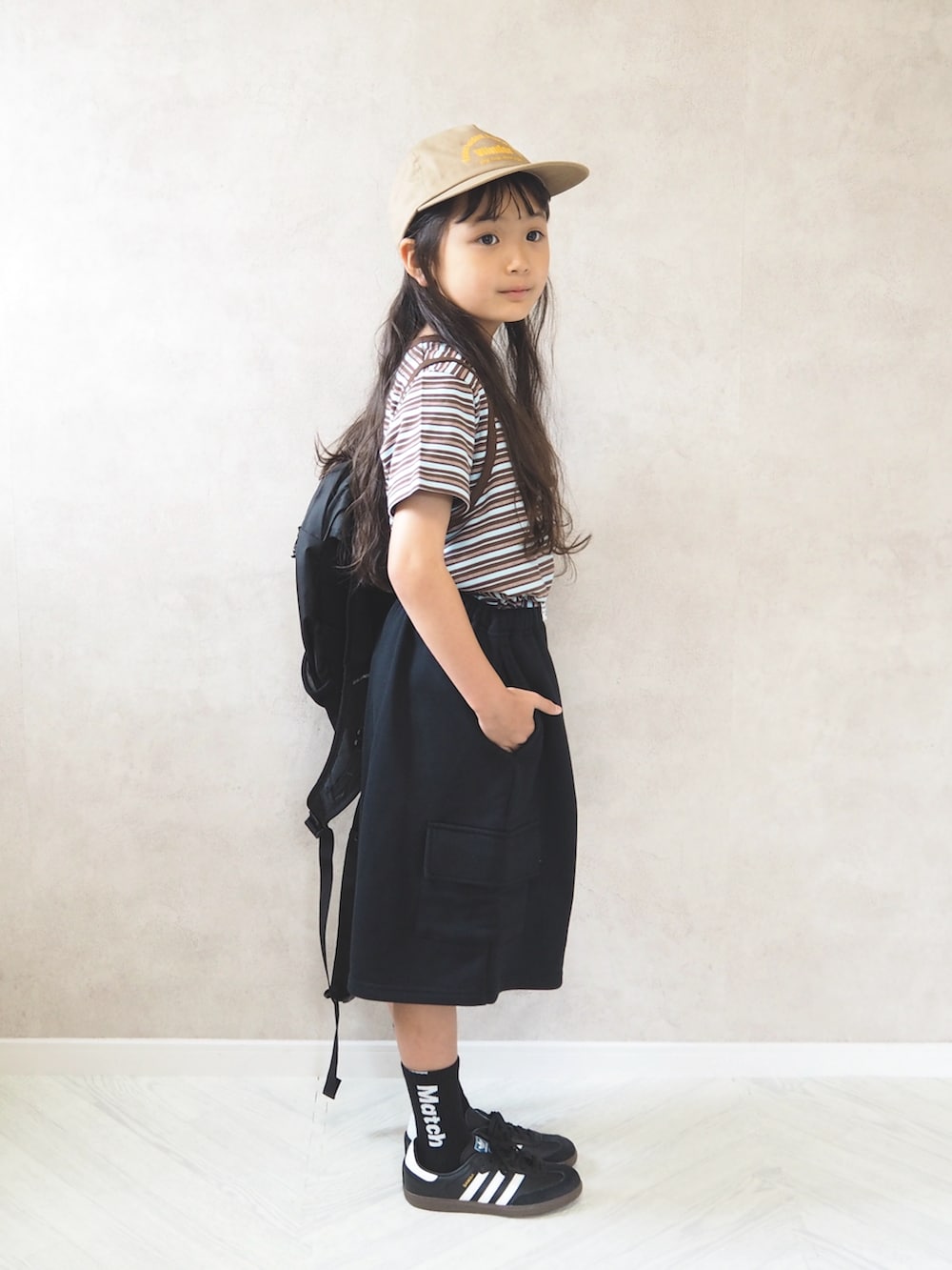 ブルー系のTシャツ/カットソー、ブラック系のその他パンツ、ブラック系のスニーカーを着用したキッズの夏コーディネートの3枚目の写真
