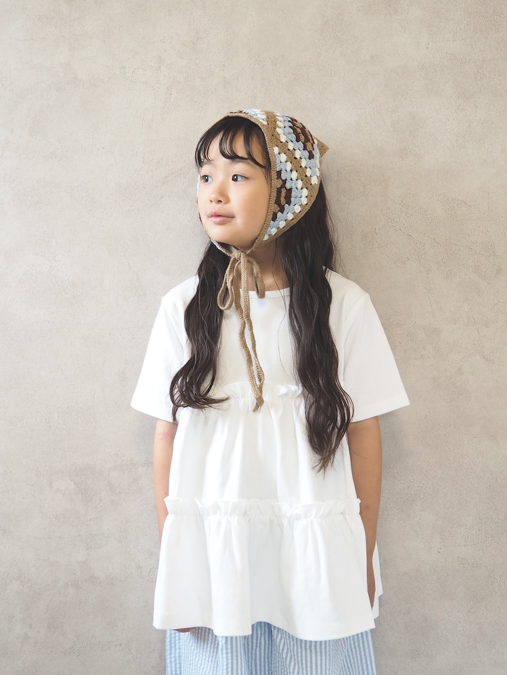 ホワイト系のTシャツ/カットソー、ブルー系のその他パンツ、ブラウン系のヘアバンドを着用したキッズの夏コーディネートの4枚目の写真