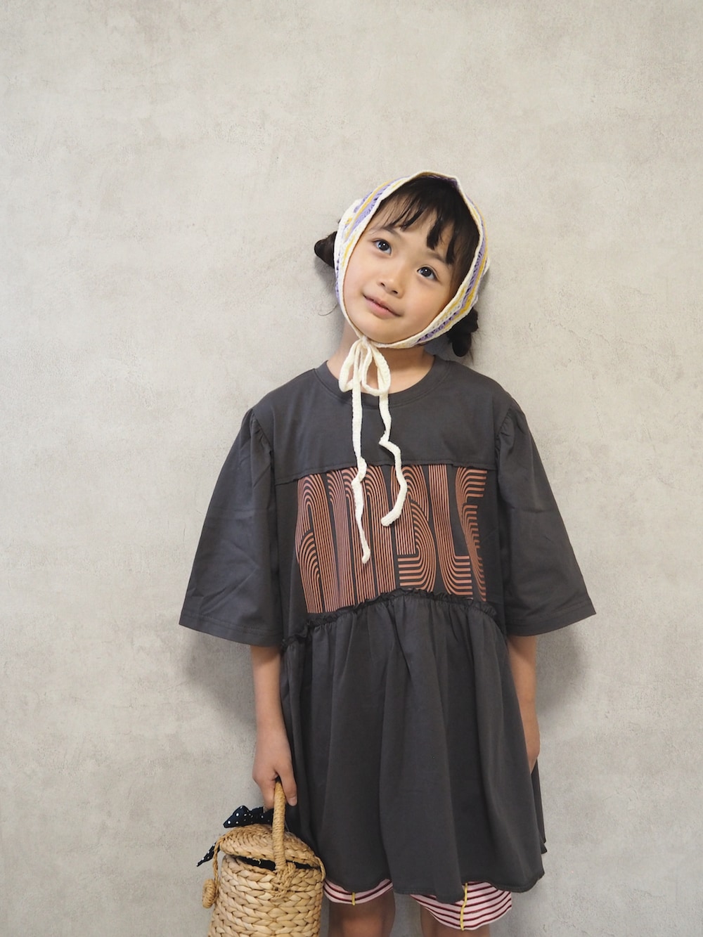 ピンク系のその他パンツ、グレー系のワンピース、ブラック系のサンダルを着用したキッズの夏コーディネートの4枚目の写真
