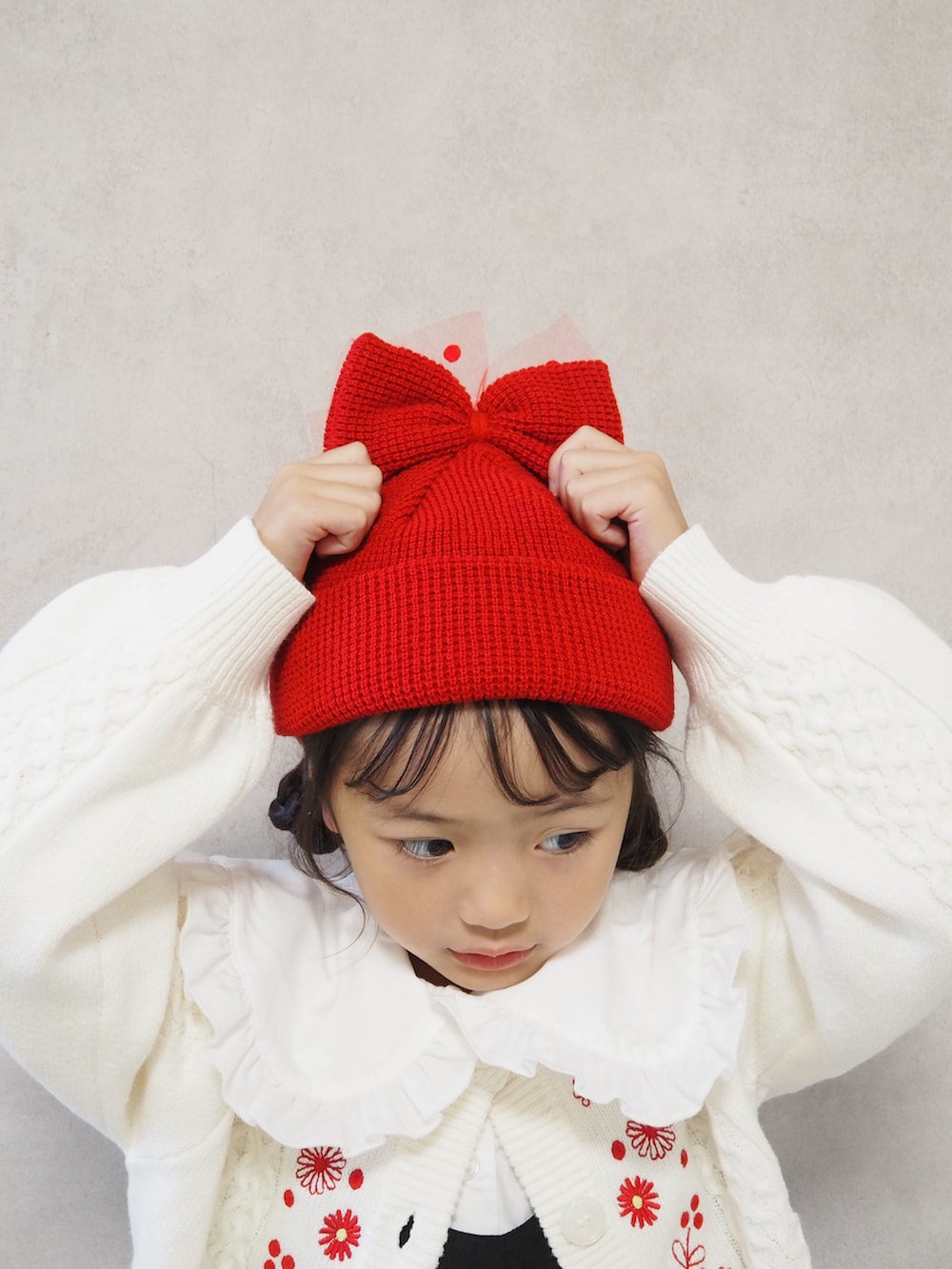 ホワイト系のシャツ/ブラウス、ホワイト系のカーディガン/ボレロ、ブラック系のTシャツ/カットソーを着用したキッズの秋コーディネートの4枚目の写真