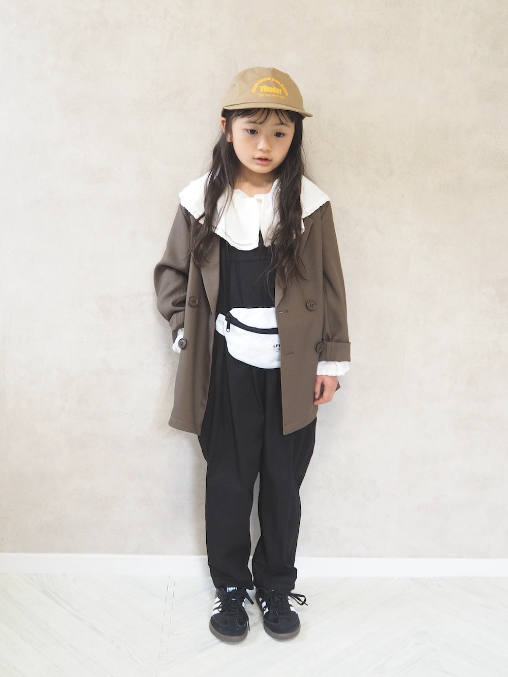 ホワイト系のシャツ/ブラウス、ブラック系のTシャツ/カットソー、ブラウン系のテーラードジャケットを着用したキッズの春コーディネートの3枚目の写真