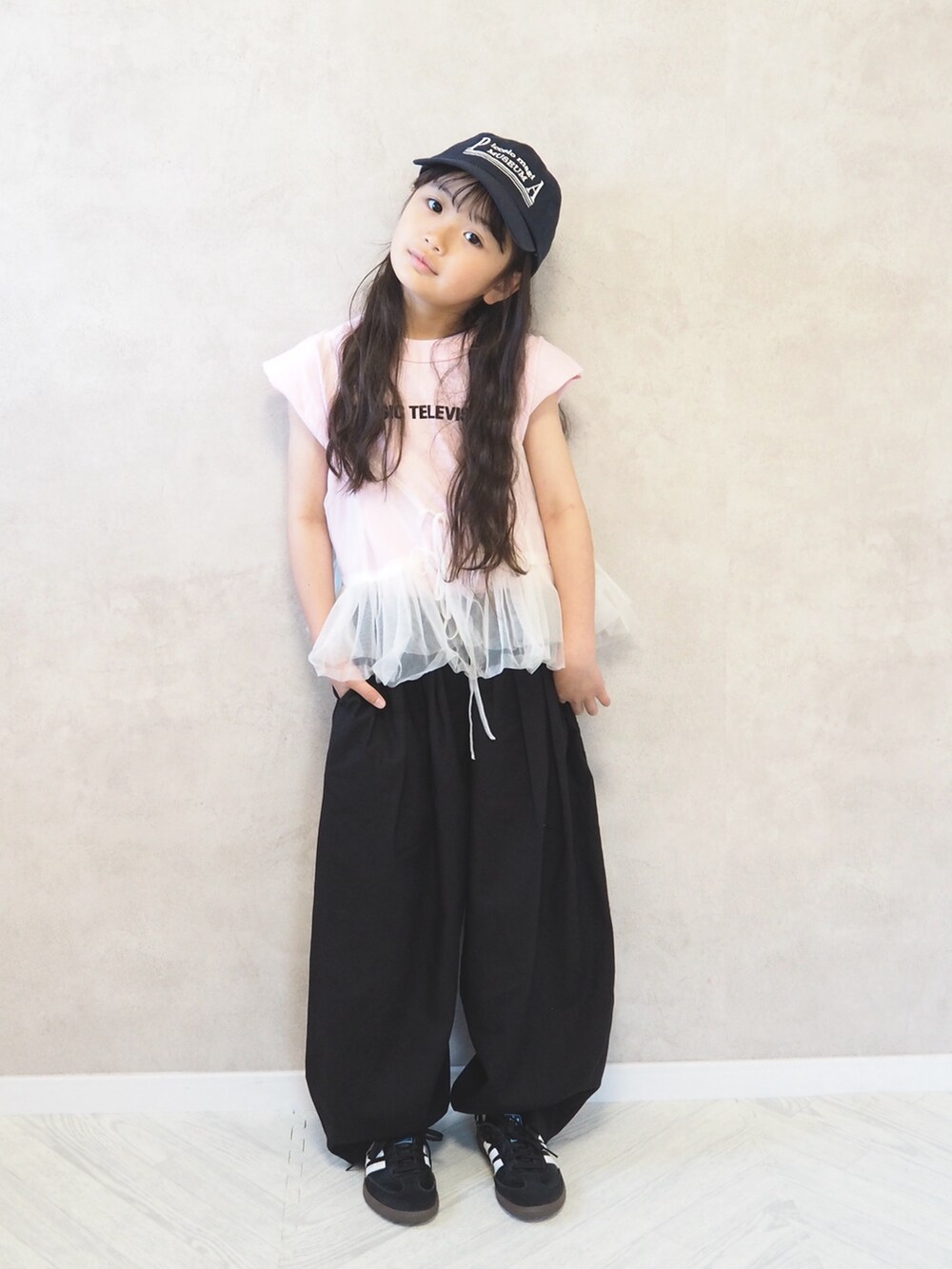 ブラック系のスニーカー、ピンク系のTシャツ/カットソー、ブラック系のその他パンツを着用したキッズの春コーディネートの5枚目の写真