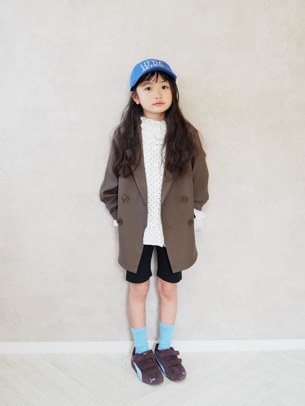 ホワイト系のシャツ/ブラウス、ホワイト系のTシャツ/カットソー、ブラウン系のテーラードジャケットを着用したキッズの春コーディネートの2枚目の写真