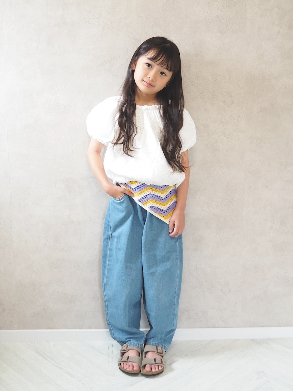 ホワイト系のシャツ/ブラウス、ブルー系のデニムパンツ、ベージュ系のサンダルを着用したキッズの夏コーディネートの2枚目の写真