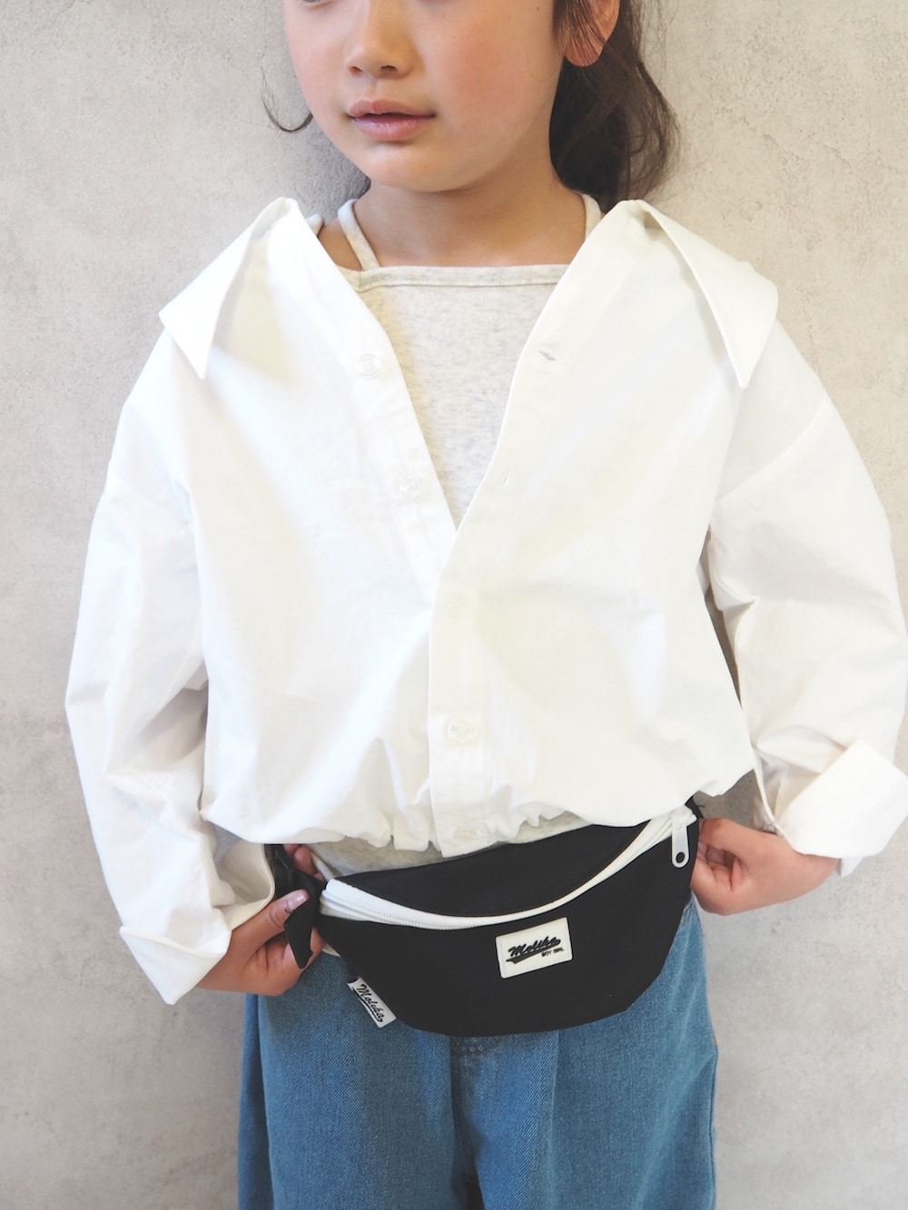 ホワイト系のシャツ/ブラウス、ホワイト系のタンクトップ、ブルー系のデニムパンツを着用したキッズの春コーディネートの5枚目の写真